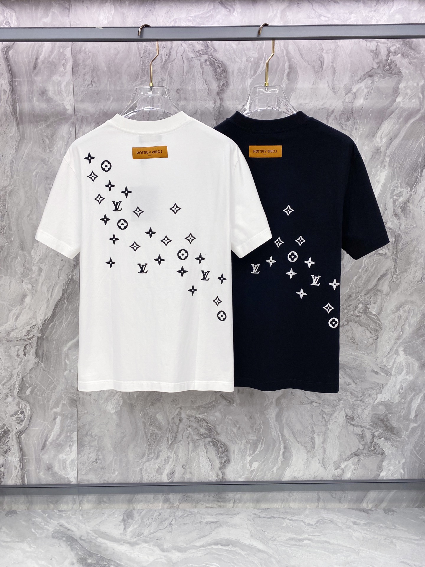 LV 2026ss 春夏新款首发专柜最新款短袖圆领T恤 高端订制 设计前卫时尚！品牌logo重工艺设计 