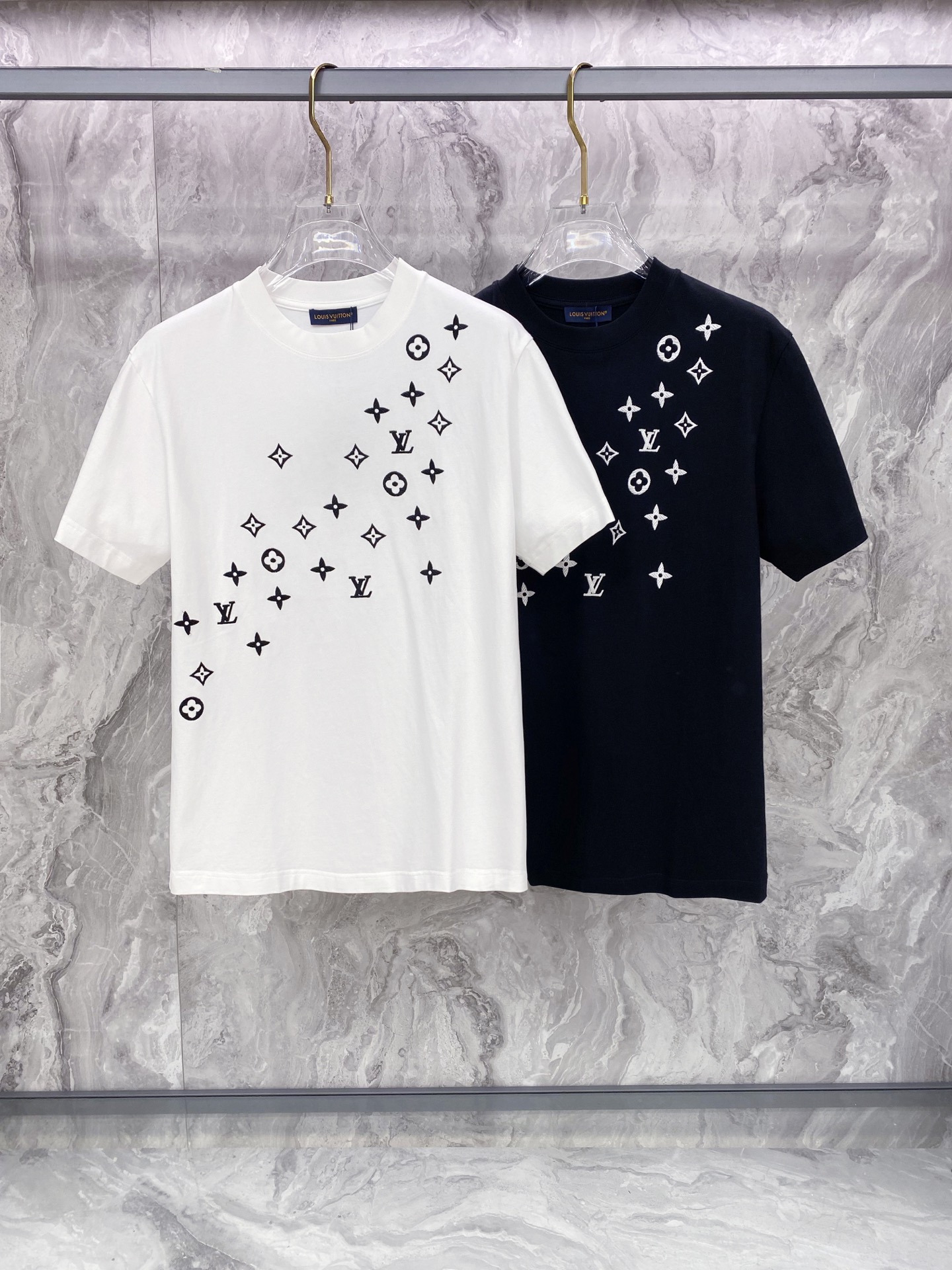 LV 2026ss 春夏新款首发专柜最新款短袖圆领T恤 高端订制 设计前卫时尚！品牌logo重工艺设计 