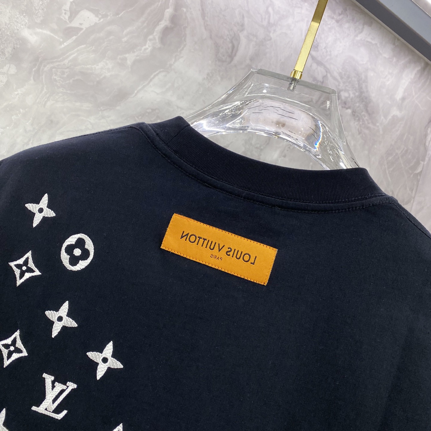 LV 2026ss 春夏新款首发专柜最新款短袖圆领T恤 高端订制 设计前卫时尚！品牌logo重工艺设计 