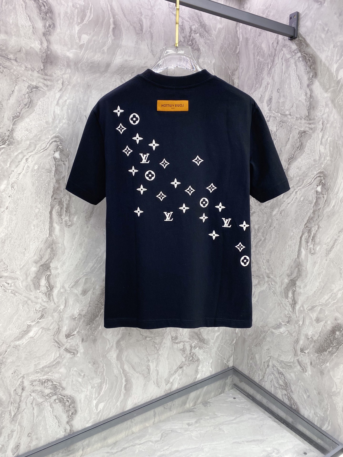 LV 2026ss 春夏新款首发专柜最新款短袖圆领T恤 高端订制 设计前卫时尚！品牌logo重工艺设计 