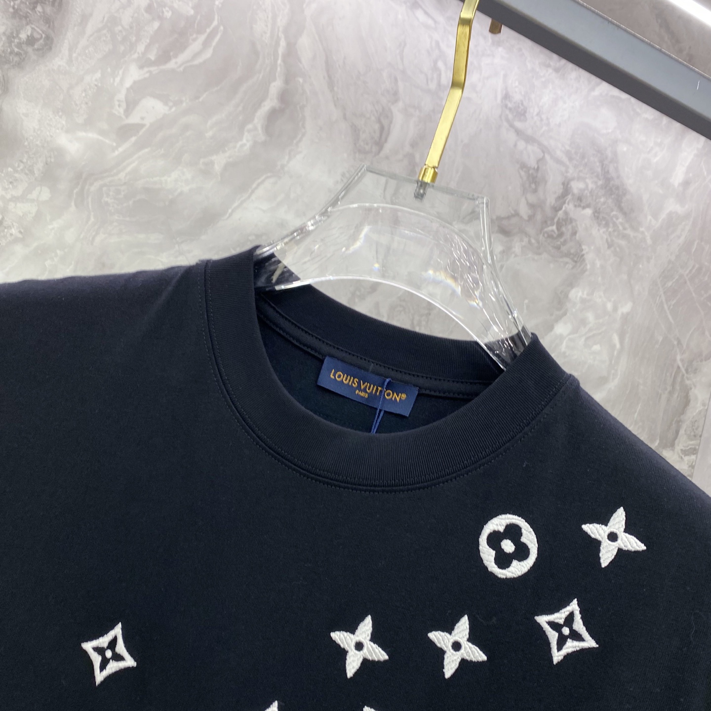 LV 2026ss 春夏新款首发专柜最新款短袖圆领T恤 高端订制 设计前卫时尚！品牌logo重工艺设计 