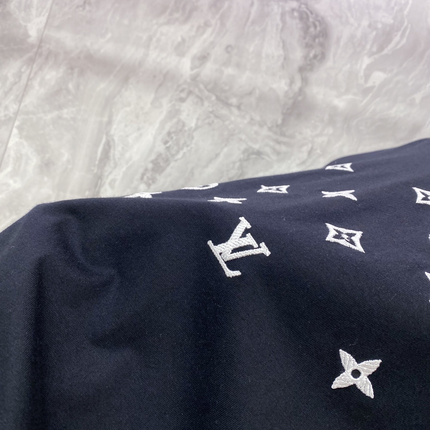 LV 2026ss 春夏新款首发专柜最新款短袖圆领T恤 高端订制 设计前卫时尚！品牌logo重工艺设计 