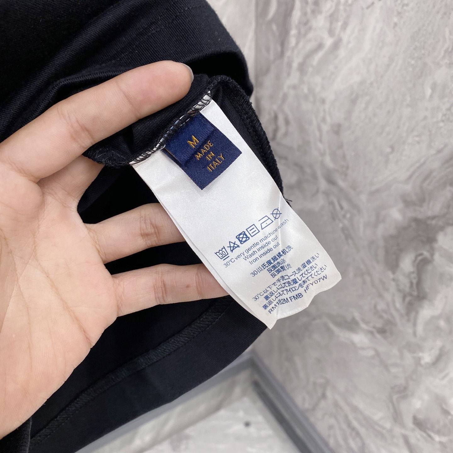 LV 2026ss 春夏新款首发专柜最新款短袖圆领T恤 高端订制 设计前卫时尚！品牌logo重工艺设计 