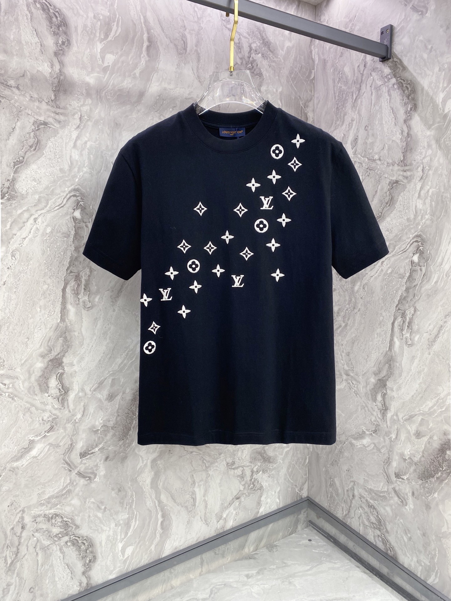 LV 2026ss 春夏新款首发专柜最新款短袖圆领T恤 高端订制 设计前卫时尚！品牌logo重工艺设计 
