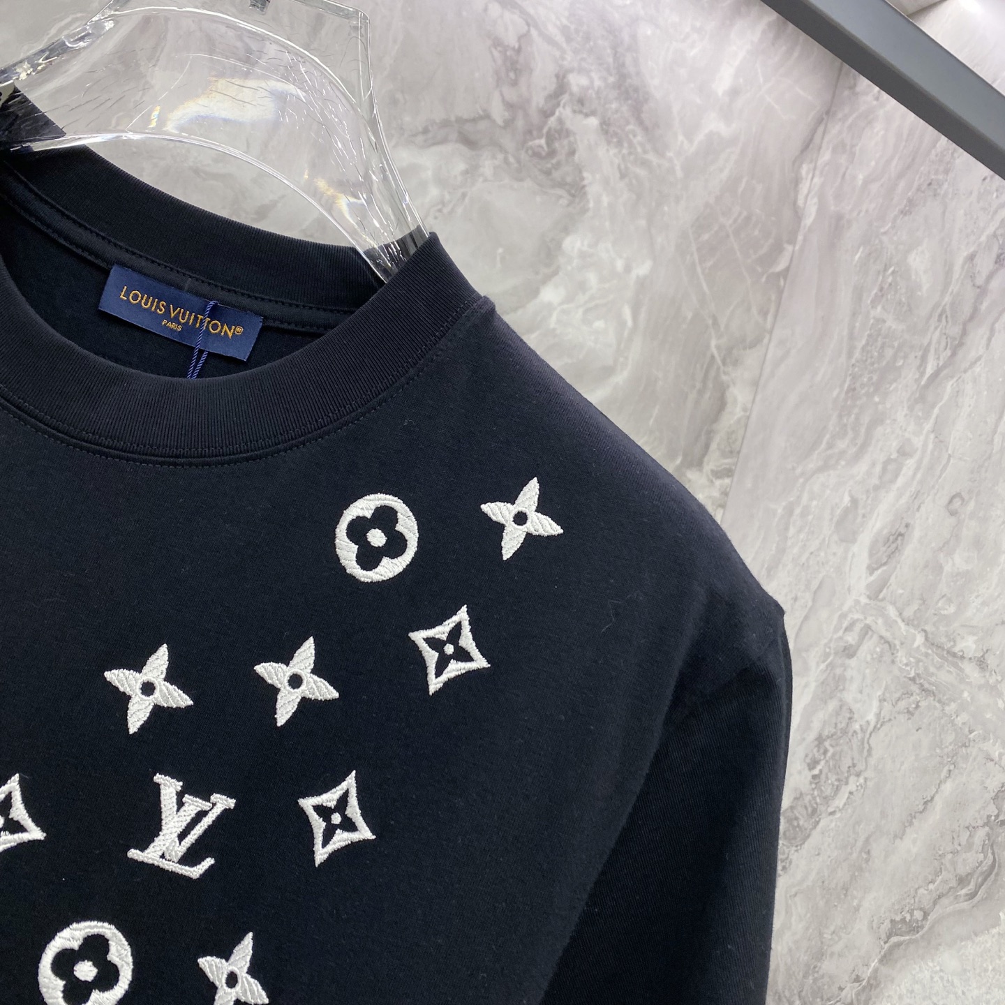 LV 2026ss 春夏新款首发专柜最新款短袖圆领T恤 高端订制 设计前卫时尚！品牌logo重工艺设计 