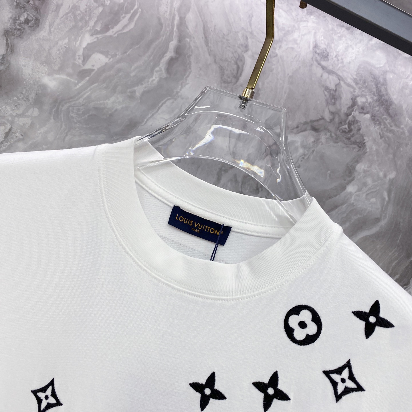 LV 2026ss 春夏新款首发专柜最新款短袖圆领T恤 高端订制 设计前卫时尚！品牌logo重工艺设计 
