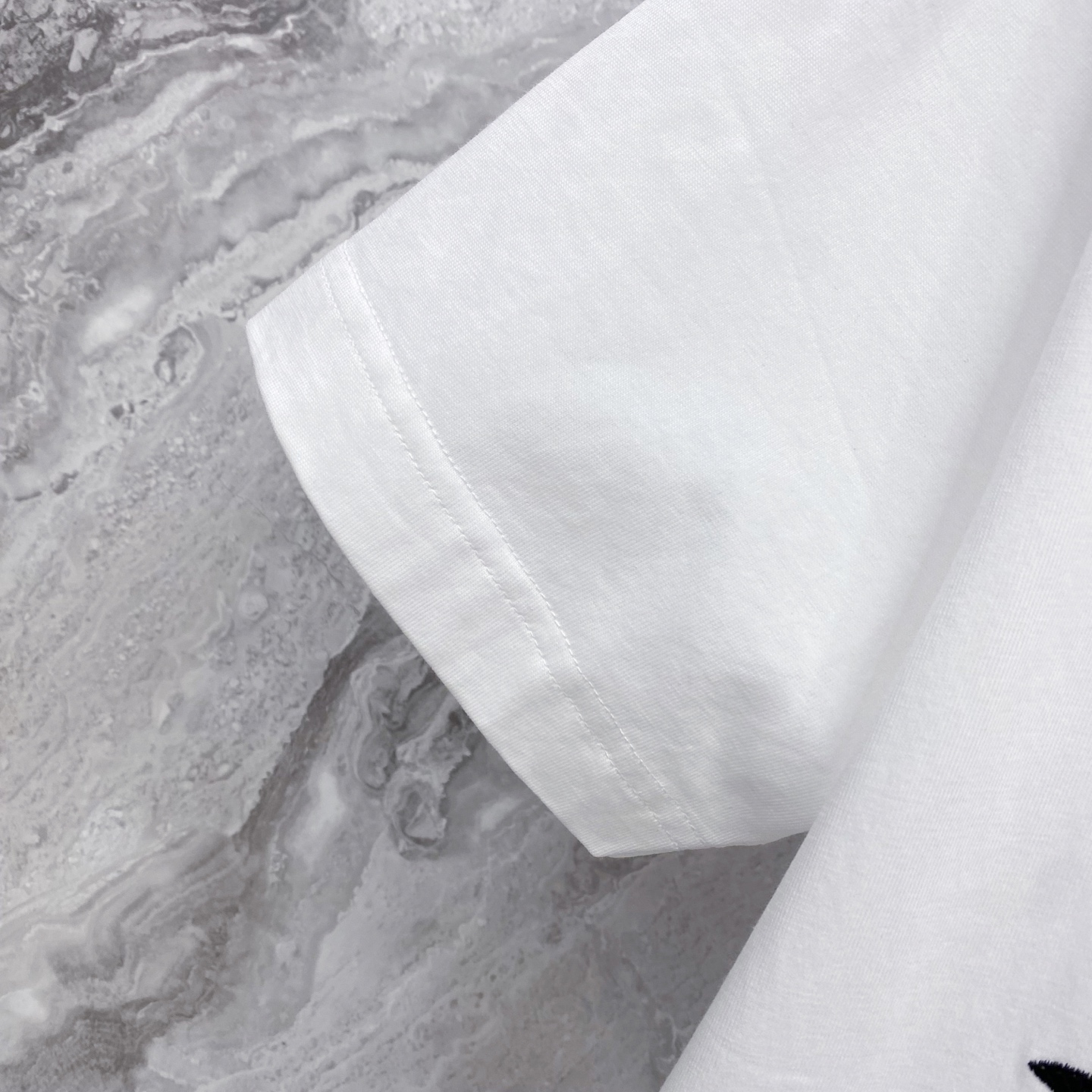 LV 2026ss 春夏新款首发专柜最新款短袖圆领T恤 高端订制 设计前卫时尚！品牌logo重工艺设计 