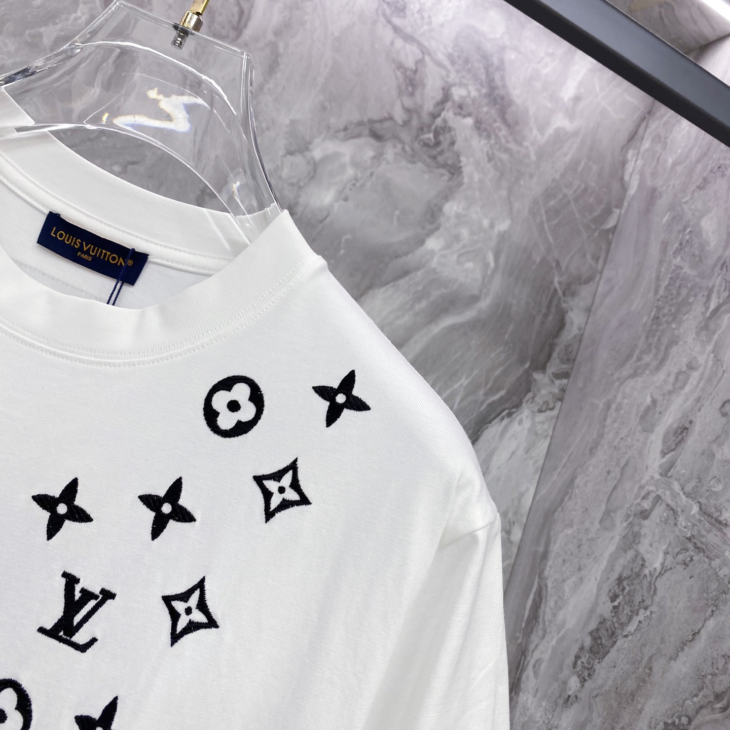 LV 2026ss 春夏新款首发专柜最新款短袖圆领T恤 高端订制 设计前卫时尚！品牌logo重工艺设计 