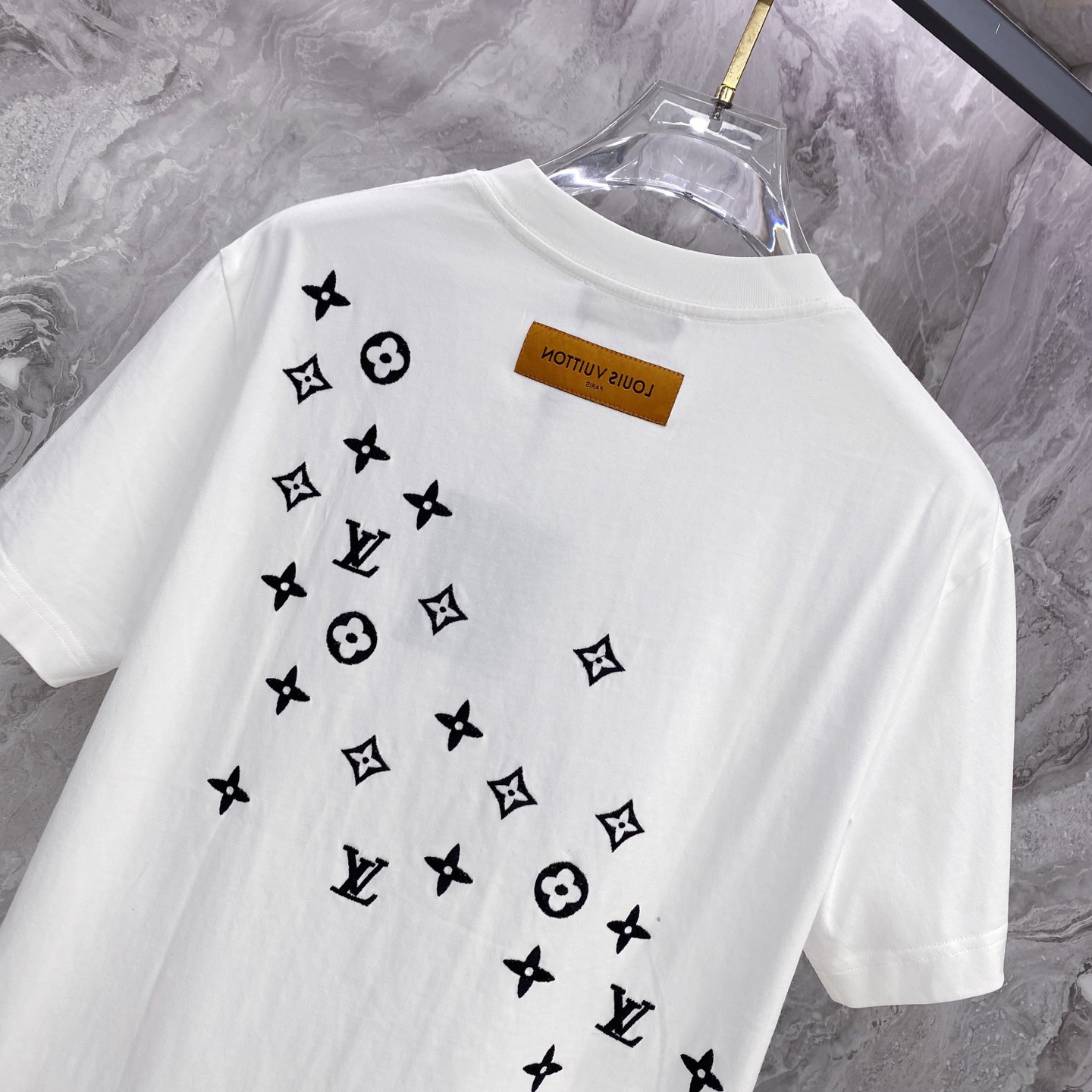 LV 2026ss 春夏新款首发专柜最新款短袖圆领T恤 高端订制 设计前卫时尚！品牌logo重工艺设计 