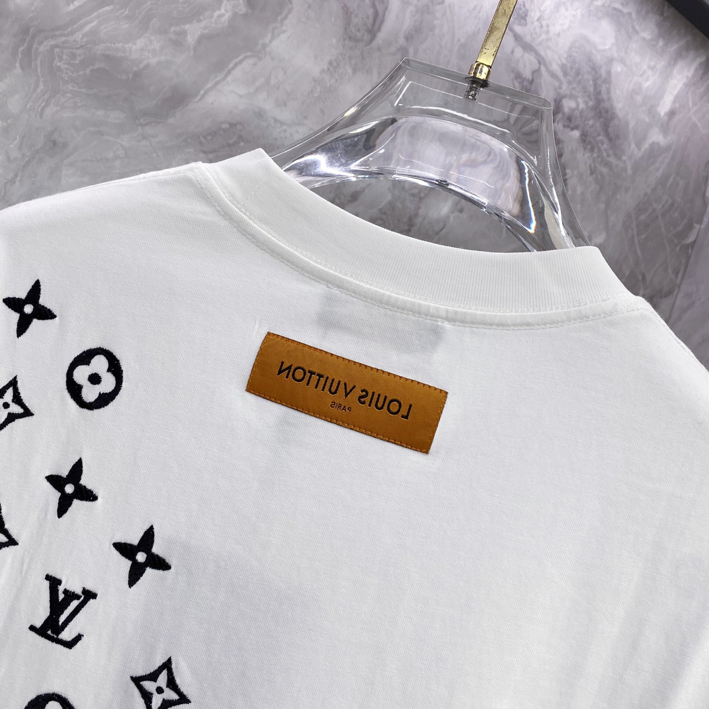 LV 2026ss 春夏新款首发专柜最新款短袖圆领T恤 高端订制 设计前卫时尚！品牌logo重工艺设计 