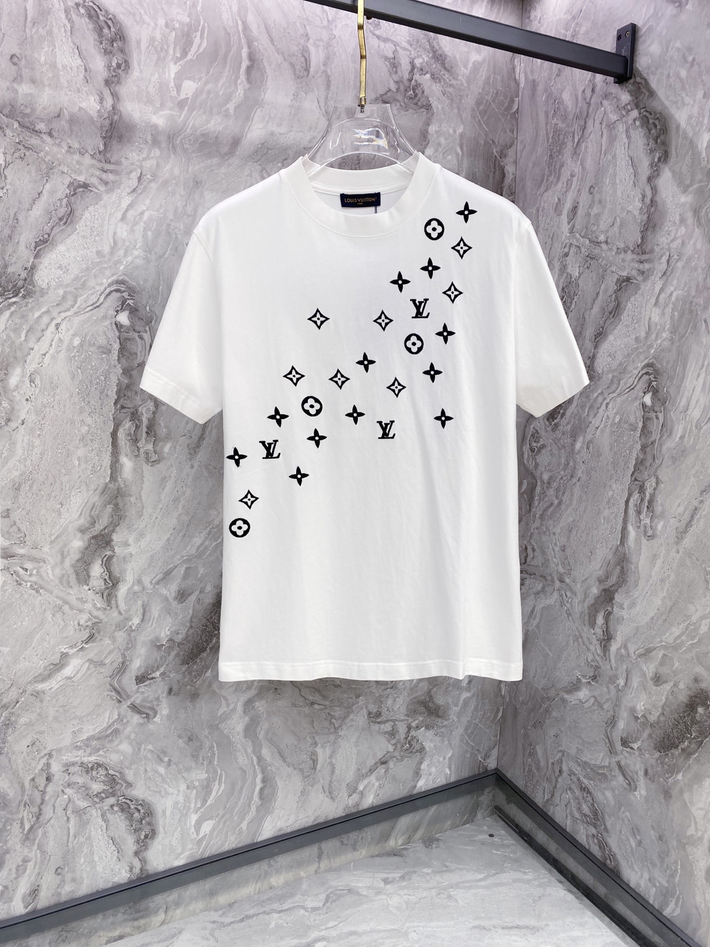 LV 2026ss 春夏新款首发专柜最新款短袖圆领T恤 高端订制 设计前卫时尚！品牌logo重工艺设计 