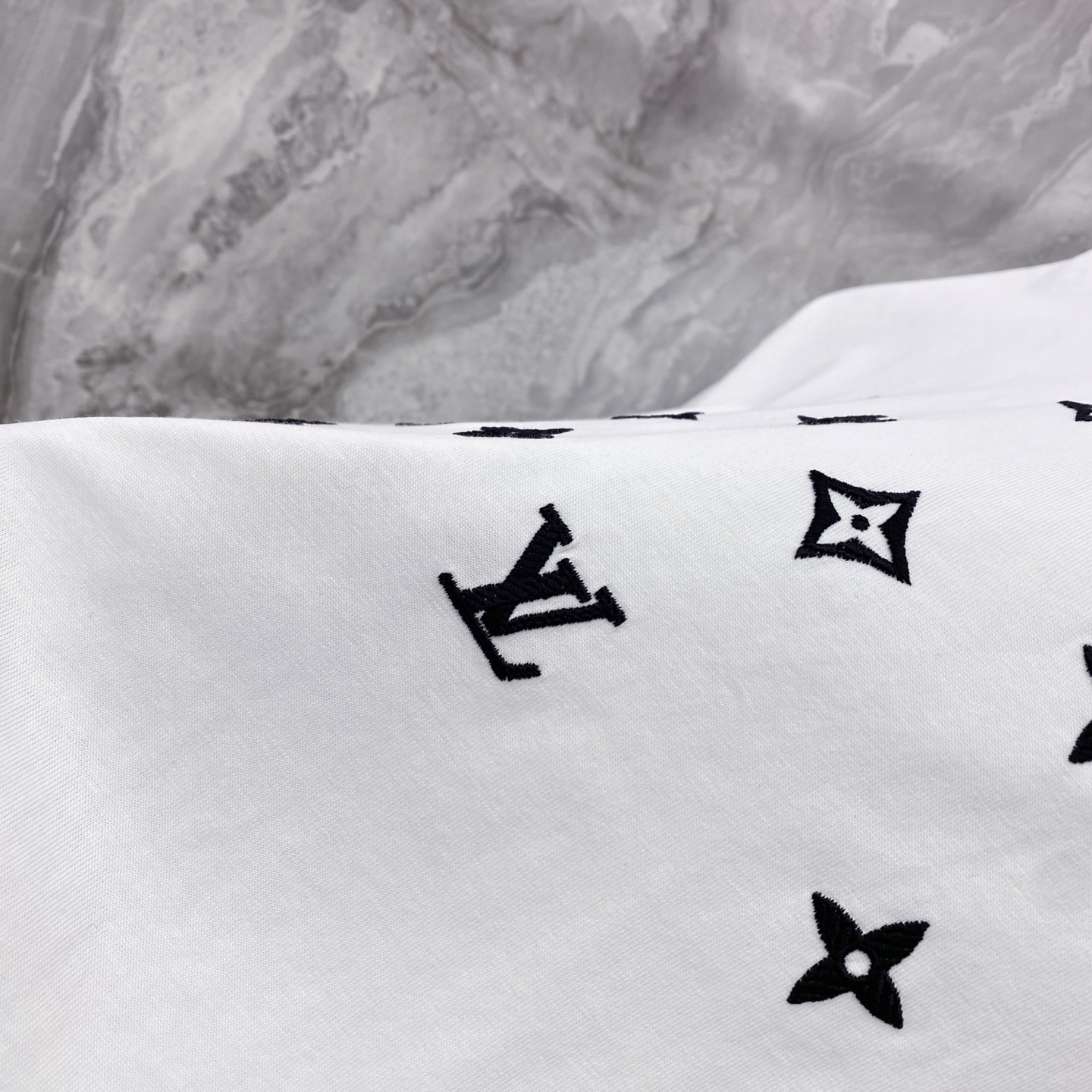 LV 2026ss 春夏新款首发专柜最新款短袖圆领T恤 高端订制 设计前卫时尚！品牌logo重工艺设计 