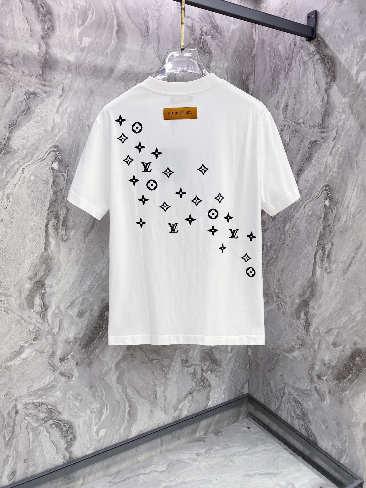 LV 2026ss 春夏新款首发专柜最新款短袖圆领T恤 高端订制 设计前卫时尚！品牌logo重工艺设计 