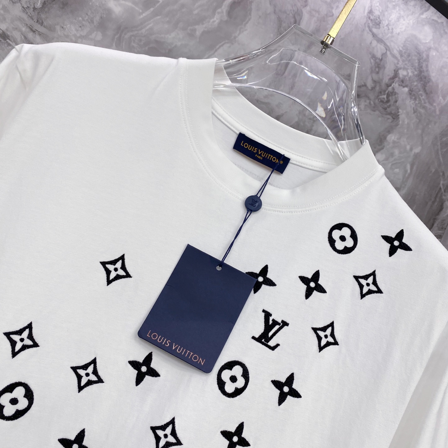 LV 2026ss 春夏新款首发专柜最新款短袖圆领T恤 高端订制 设计前卫时尚！品牌logo重工艺设计 