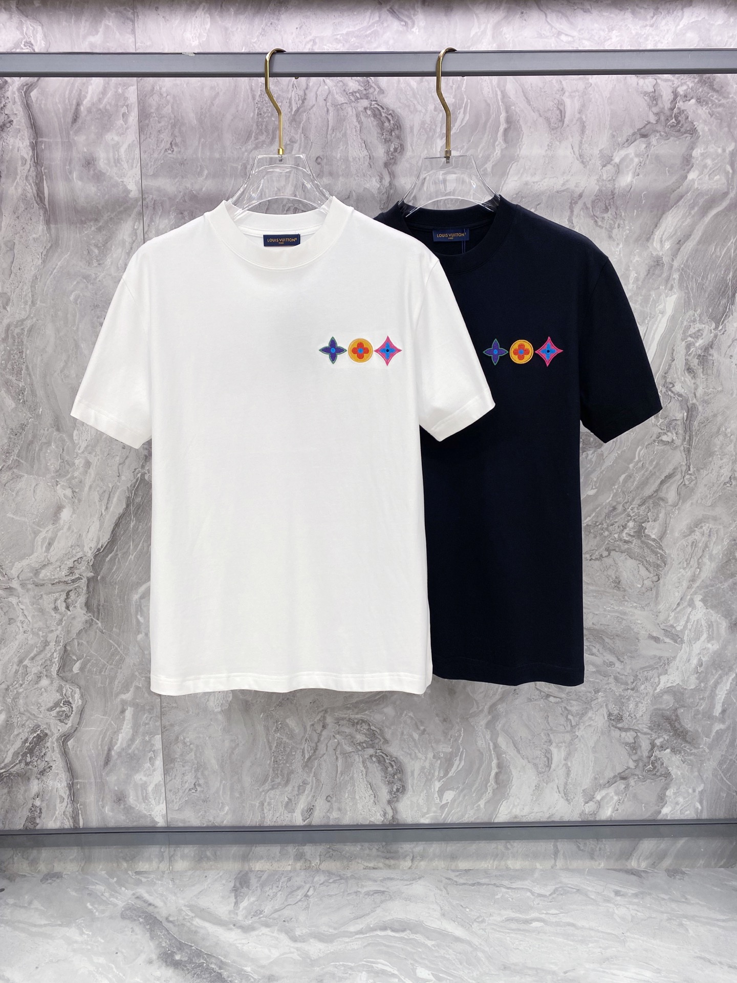 LV 2026ss 春夏新款首发专柜最新款短袖圆领T恤 高端订制 设计前卫时尚！品牌logo重工艺设计 