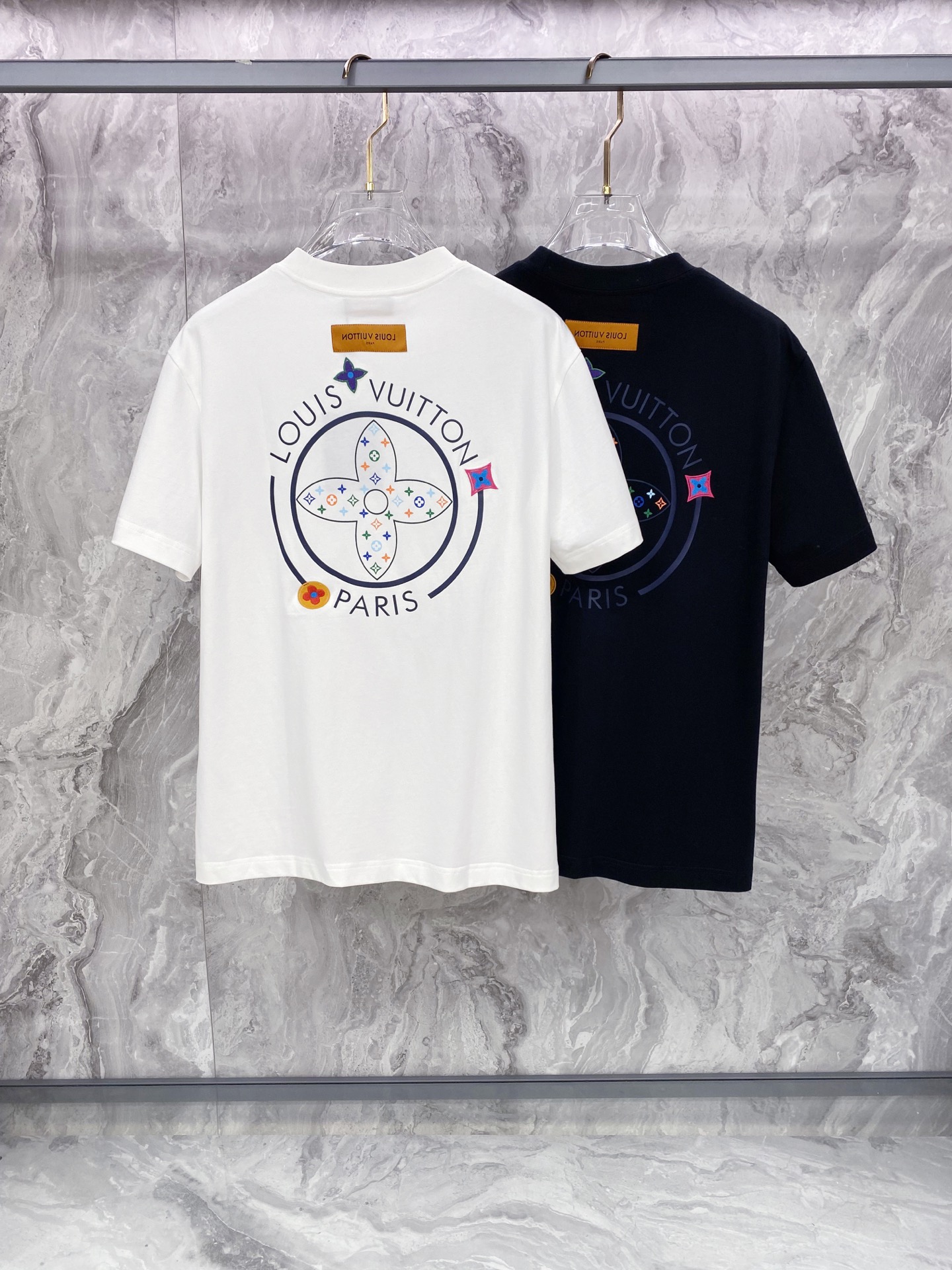 LV 2026ss 春夏新款首发专柜最新款短袖圆领T恤 高端订制 设计前卫时尚！品牌logo重工艺设计 