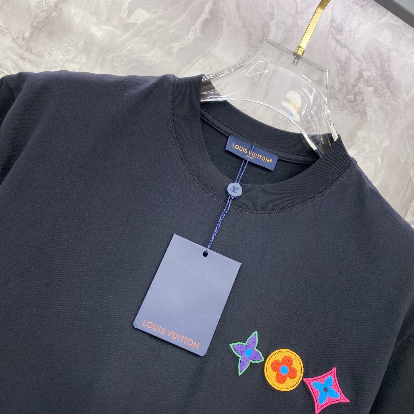 LV 2026ss 春夏新款首发专柜最新款短袖圆领T恤 高端订制 设计前卫时尚！品牌logo重工艺设计 
