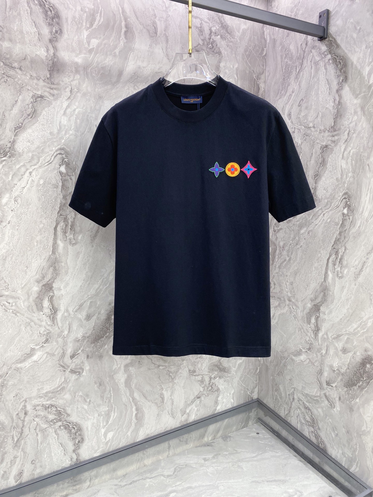LV 2026ss 春夏新款首发专柜最新款短袖圆领T恤 高端订制 设计前卫时尚！品牌logo重工艺设计 