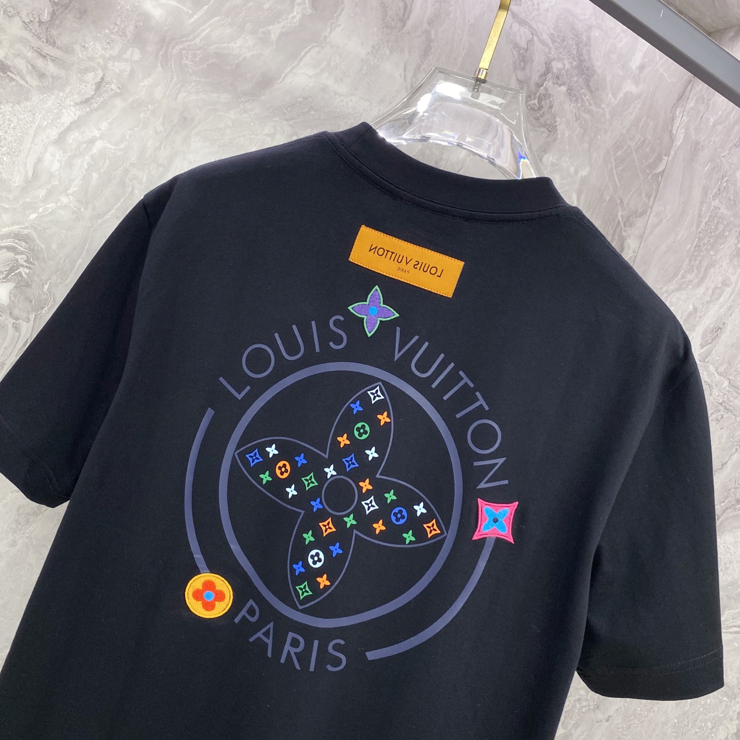 LV 2026ss 春夏新款首发专柜最新款短袖圆领T恤 高端订制 设计前卫时尚！品牌logo重工艺设计 