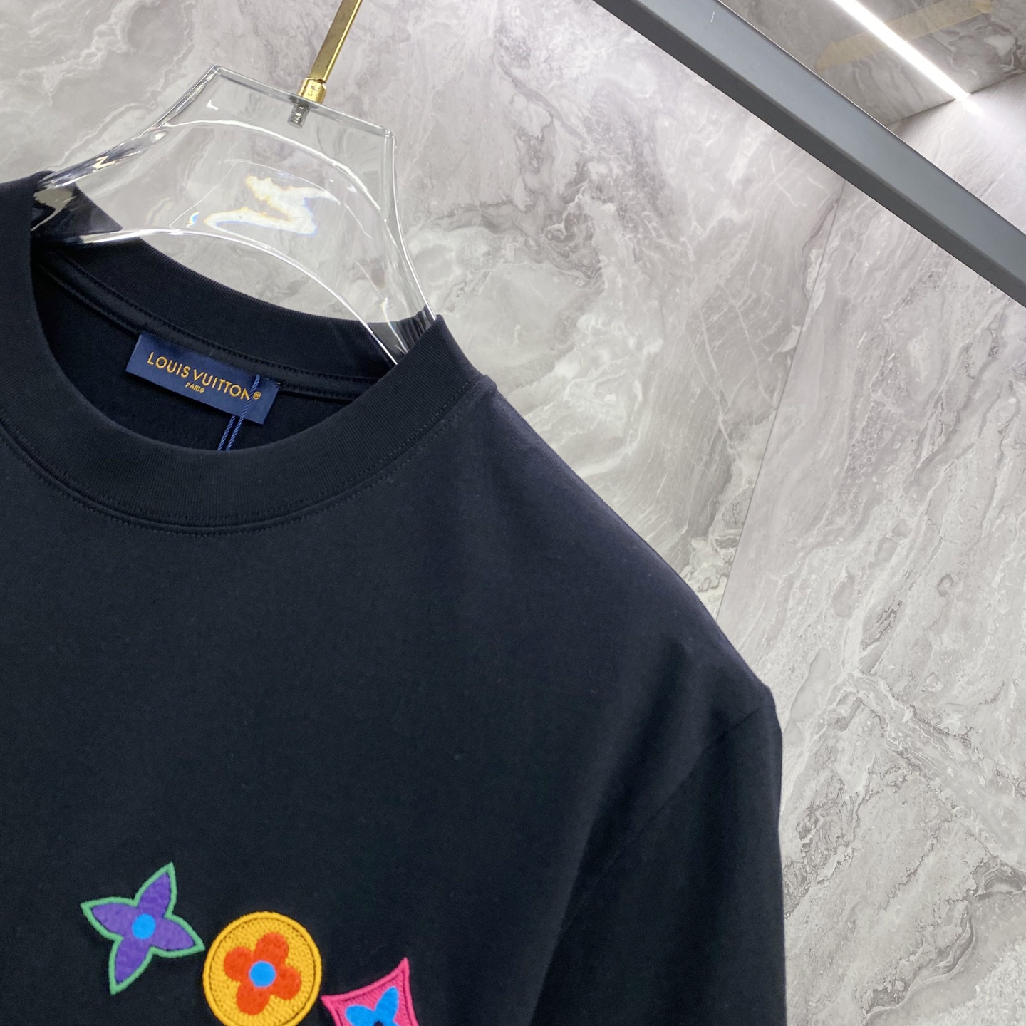 LV 2026ss 春夏新款首发专柜最新款短袖圆领T恤 高端订制 设计前卫时尚！品牌logo重工艺设计 