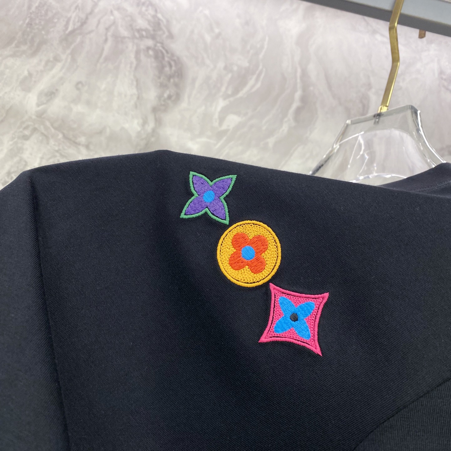 LV 2026ss 春夏新款首发专柜最新款短袖圆领T恤 高端订制 设计前卫时尚！品牌logo重工艺设计 