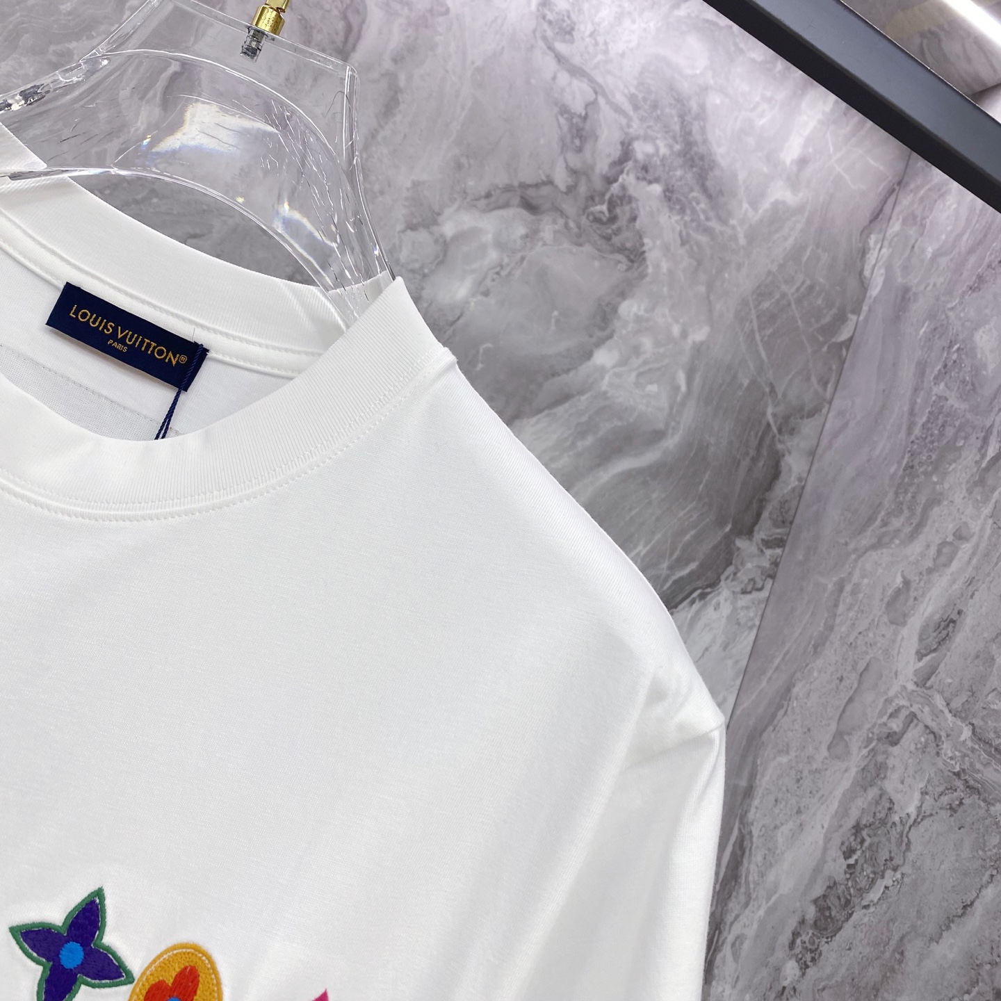 LV 2026ss 春夏新款首发专柜最新款短袖圆领T恤 高端订制 设计前卫时尚！品牌logo重工艺设计 