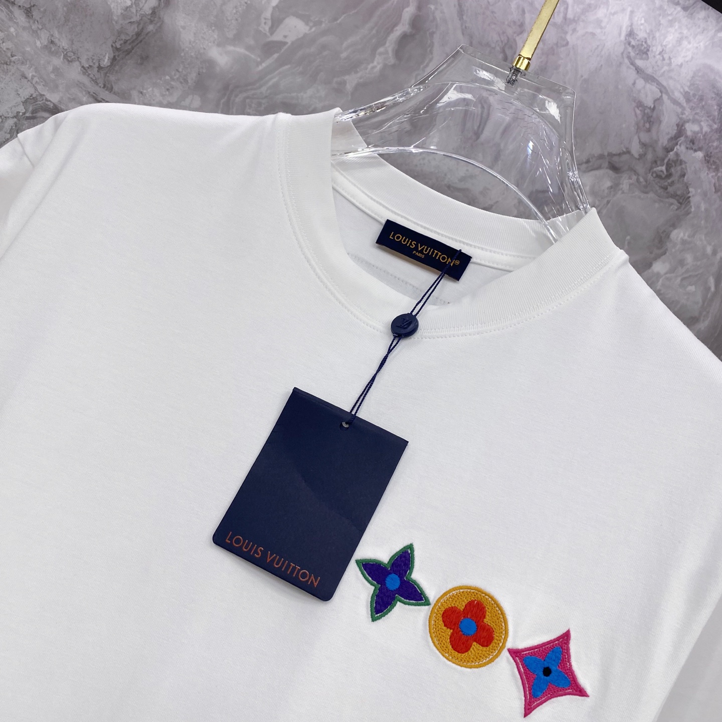 LV 2026ss 春夏新款首发专柜最新款短袖圆领T恤 高端订制 设计前卫时尚！品牌logo重工艺设计 