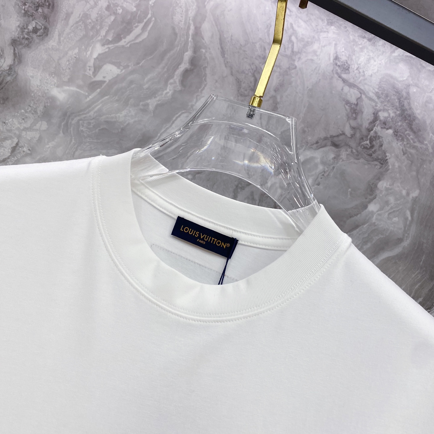 LV 2026ss 春夏新款首发专柜最新款短袖圆领T恤 高端订制 设计前卫时尚！品牌logo重工艺设计 