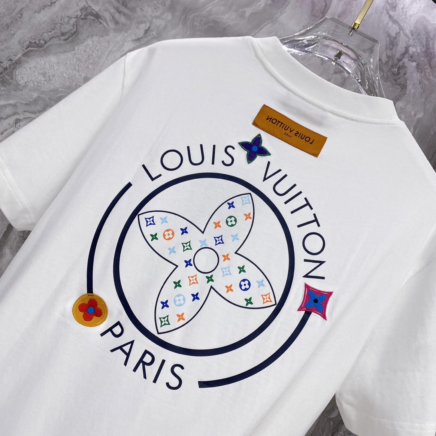 LV 2026ss 春夏新款首发专柜最新款短袖圆领T恤 高端订制 设计前卫时尚！品牌logo重工艺设计 