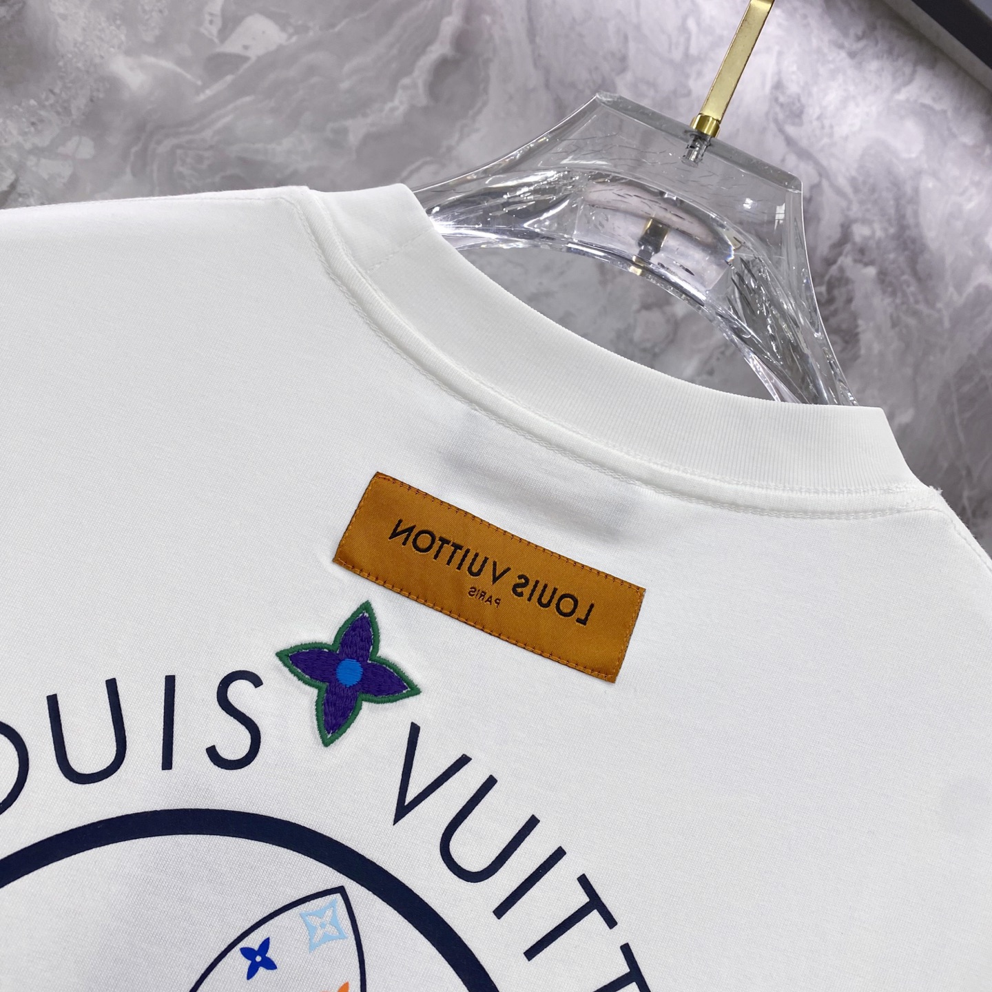 LV 2026ss 春夏新款首发专柜最新款短袖圆领T恤 高端订制 设计前卫时尚！品牌logo重工艺设计 