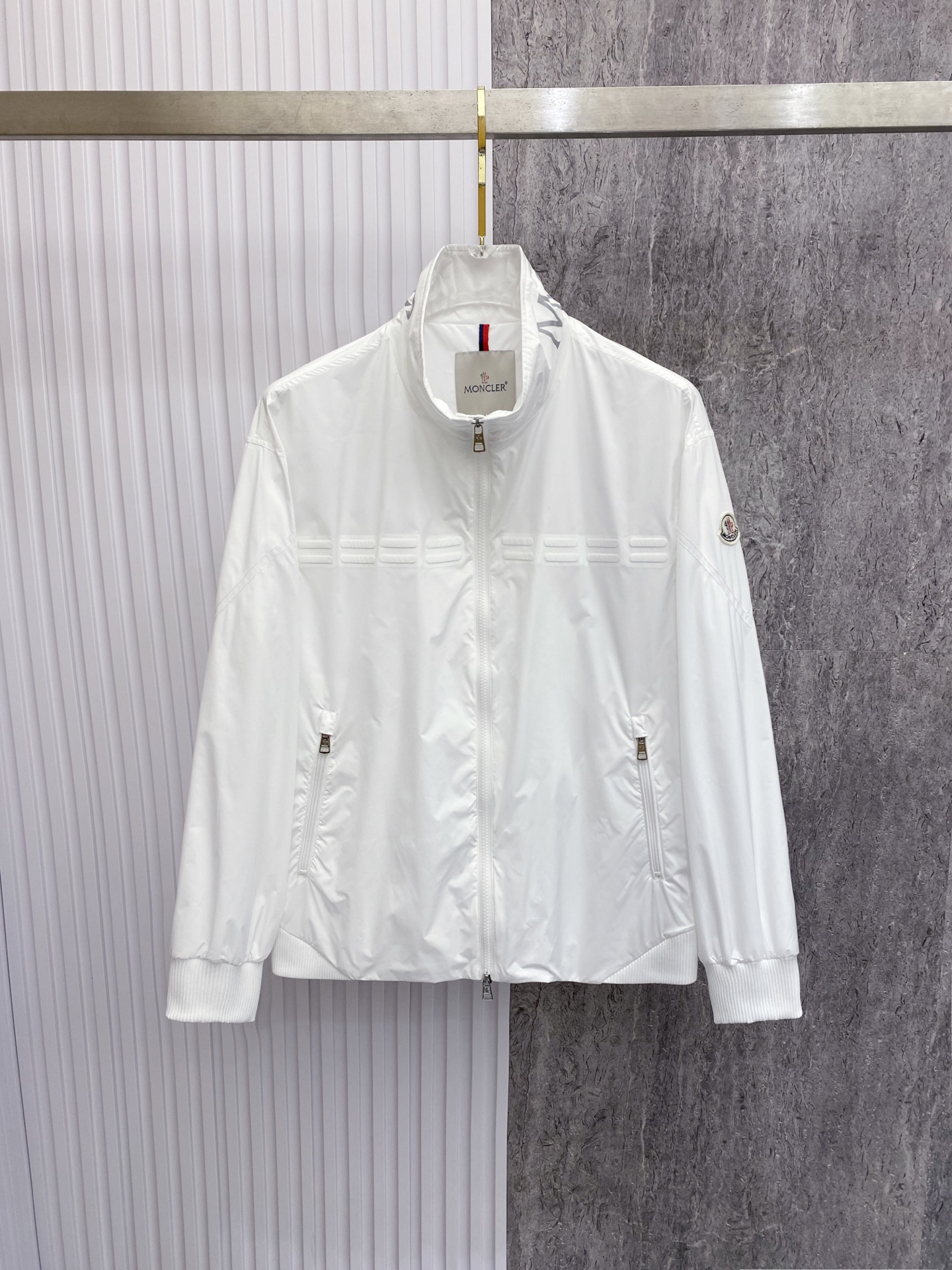 NO:726678,Momcler 2026ss spring new jacket, full high-end version!  Haute couture counter fabric accessories, high breathability and comfort, impeccable details, exquisite workmanship and complex craftsmanship, casual tailoring, awesome upper body shape, color black, white, size 48-56,,Moncler,jackets & coats,jackets & coats,19860909年后 Momcler 蒙口 2026ss春季新款夹克外套 全高端版本！高定专柜面料辅料,透气舒适度高,细节无可挑剔,做工考究工艺复杂,呈现休闲裁剪,上身版型超赞 颜色黑色 白色 码数48-56,,Moncler,jackets & coats,jackets & coats,,Men's clothing