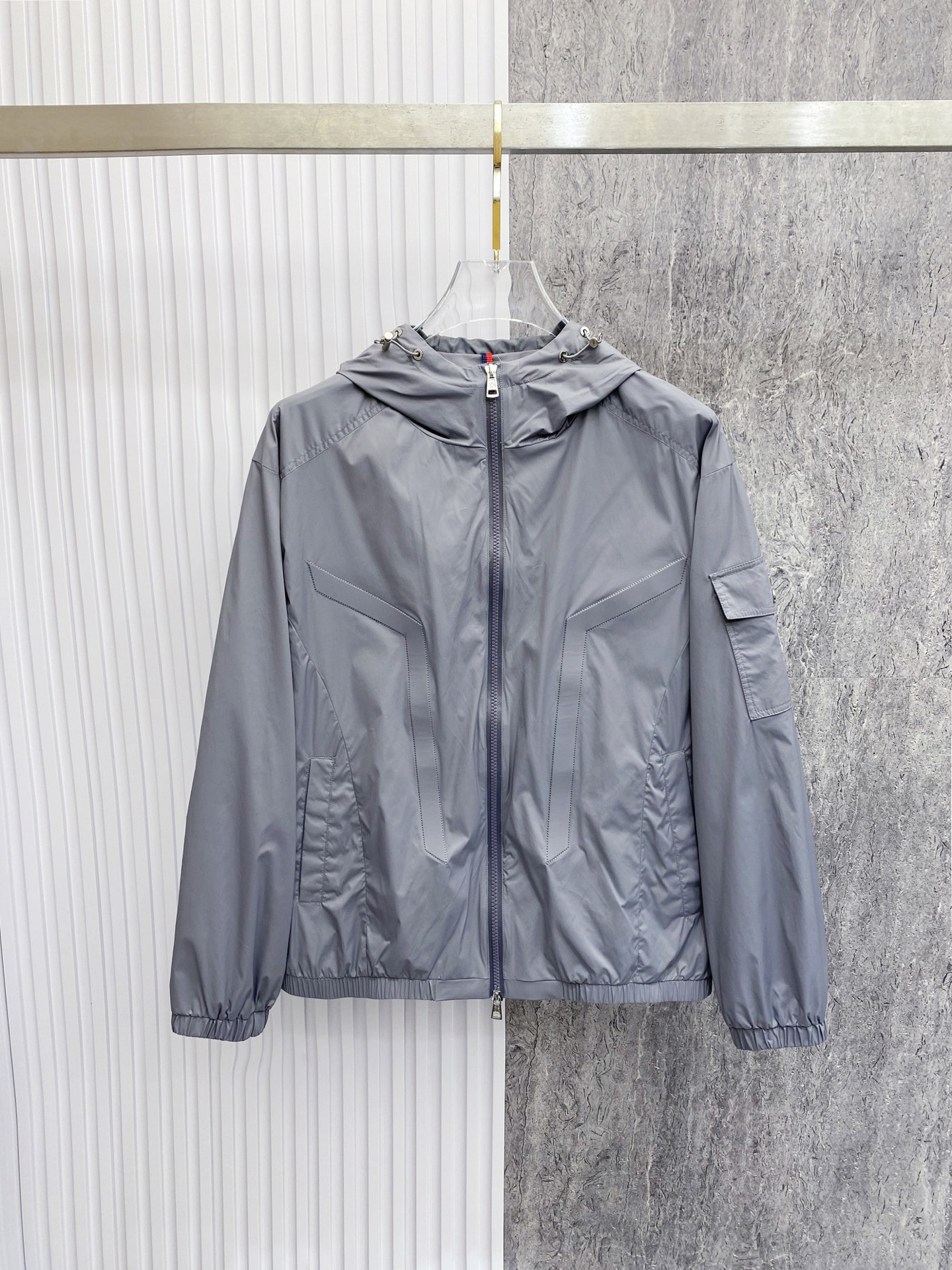 NO:726671,After the new year, Moncler 2026ss spring new hooded jacket is a full high-end version!  Haute couture counter fabric accessories, high breathability and comfort, impeccable details, exquisite workmanship and complex craftsmanship, casual tailoring, awesome upper body shape, color black gray, code size 48-56,,Moncler,jackets & coats,jackets & coats,hats,19860909年后 Moncler 蒙口 2026ss春季新款连帽夹克外套 全高端版本！高定专柜面料辅料,透气舒适度高,细节无可挑剔,做工考究工艺复杂,呈现休闲裁剪,上身版型超赞 颜色黑色 灰色 码数48-56,,Moncler,jackets & coats,jackets & coats,hats,,Men's clothing