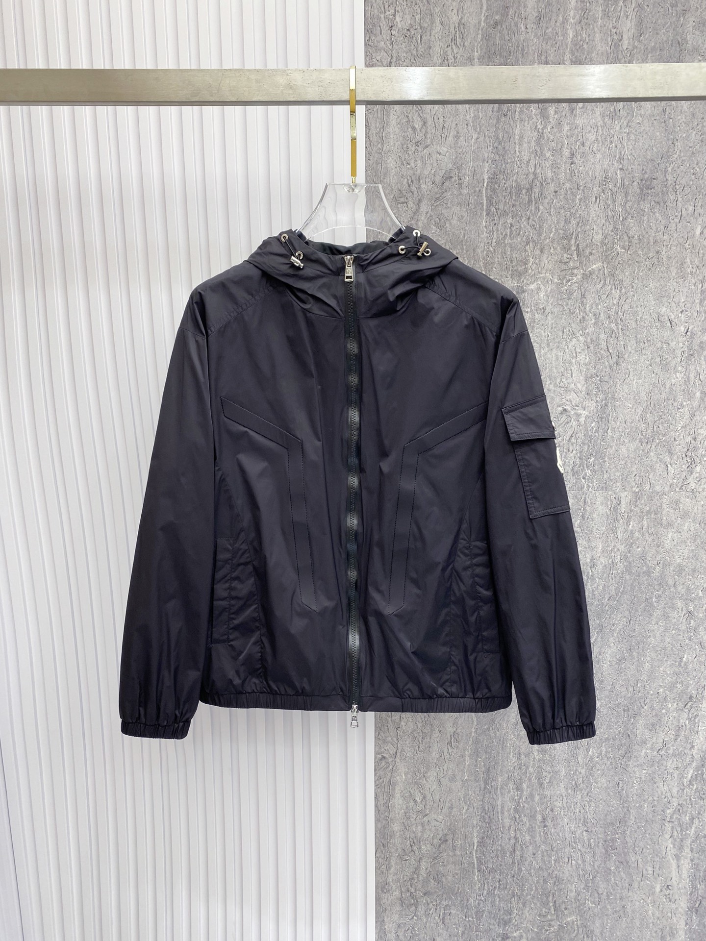 NO:726666,Moncler 2026ss spring new hooded jacket, full high-end version!  Haute couture counter fabric accessories, high breathability and comfort, impeccable details, exquisite workmanship and complex craftsmanship, casual tailoring, awesome upper body shape, color black gray, code size 48-56,,Moncler,jackets & coats,jackets & coats,hats,19860909年后Moncler 蒙口 2026ss春季新款连帽夹克外套 全高端版本！高定专柜面料辅料,透气舒适度高,细节无可挑剔,做工考究工艺复杂,呈现休闲裁剪,上身版型超赞 颜色黑色 灰色 码数48-56,,Moncler,jackets & coats,jackets & coats,hats,,Men's clothing