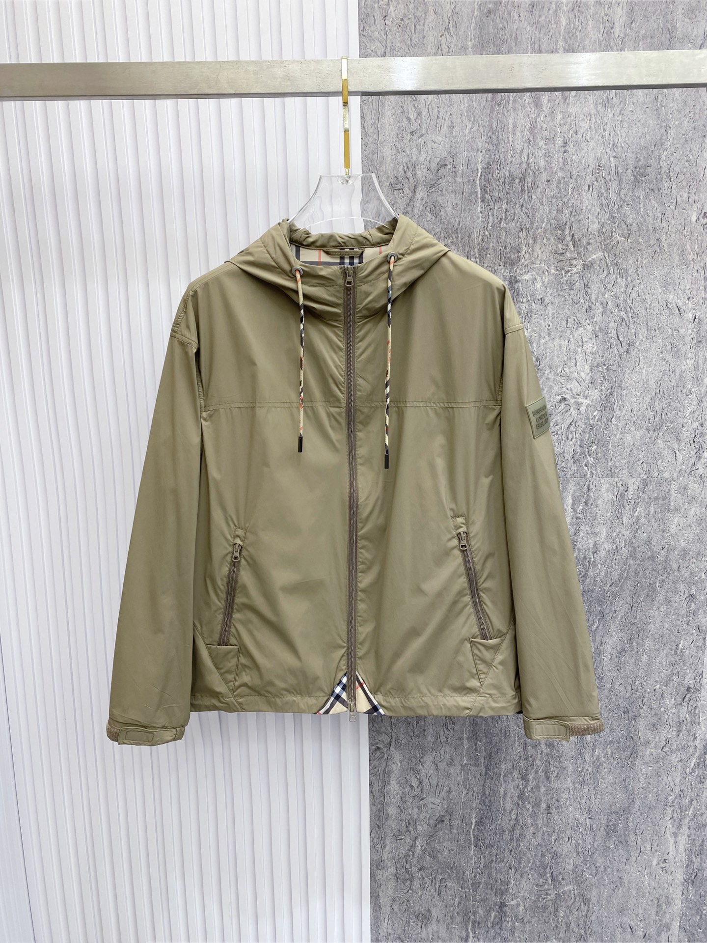 NO:726648,Year later Burberry 2026ss spring new hooded jacket full high-end version!  Haute couture counter fabric accessories, high breathability and comfort, impeccable details, exquisite workmanship and complex craftsmanship, casual tailoring, awesome upper body shape, color black, khaki, code number 48-56,,burberry,burberry,jackets & coats,jackets & coats,hats,19860909年后 Burberry 巴宝莉 2026ss春季新款连帽夹克外套 全高端版本！高定专柜面料辅料,透气舒适度高,细节无可挑剔,做工考究工艺复杂,呈现休闲裁剪,上身版型超赞 颜色黑色 卡其 码数48-56,,burberry,burberry,jackets & coats,jackets & coats,hats,,Men's clothing