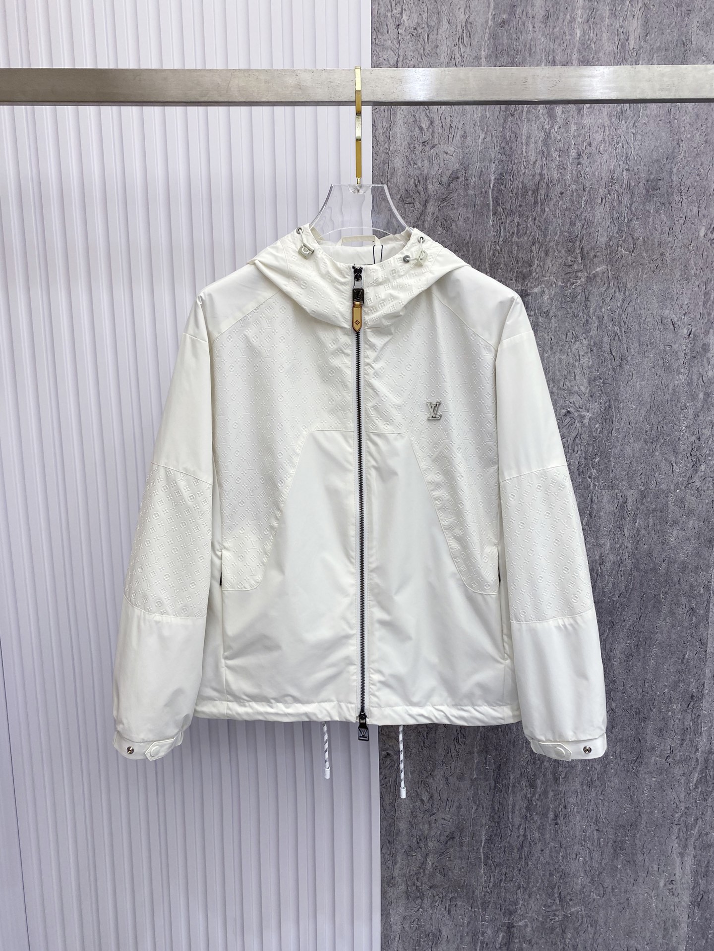 NO:726654,After the new year, LV 2026ss spring new hooded jacket is a full high-end version!  Haute couture counter fabric accessories, high breathability and comfort, impeccable details, exquisite workmanship and complex craftsmanship, casual tailoring, awesome upper body shape, color black, white, size 48-56,, louis vuitton, jackets & coats, jackets & coats, hats,19860909年后 LV 2026ss春季新款连帽夹克外套 全高端版本！高定专柜面料辅料,透气舒适度高,细节无可挑剔,做工考究工艺复杂,呈现休闲裁剪,上身版型超赞 颜色黑色 白色 码数48-56,,louis vuitton,jackets & coats,jackets & coats,hats,,Men's clothing