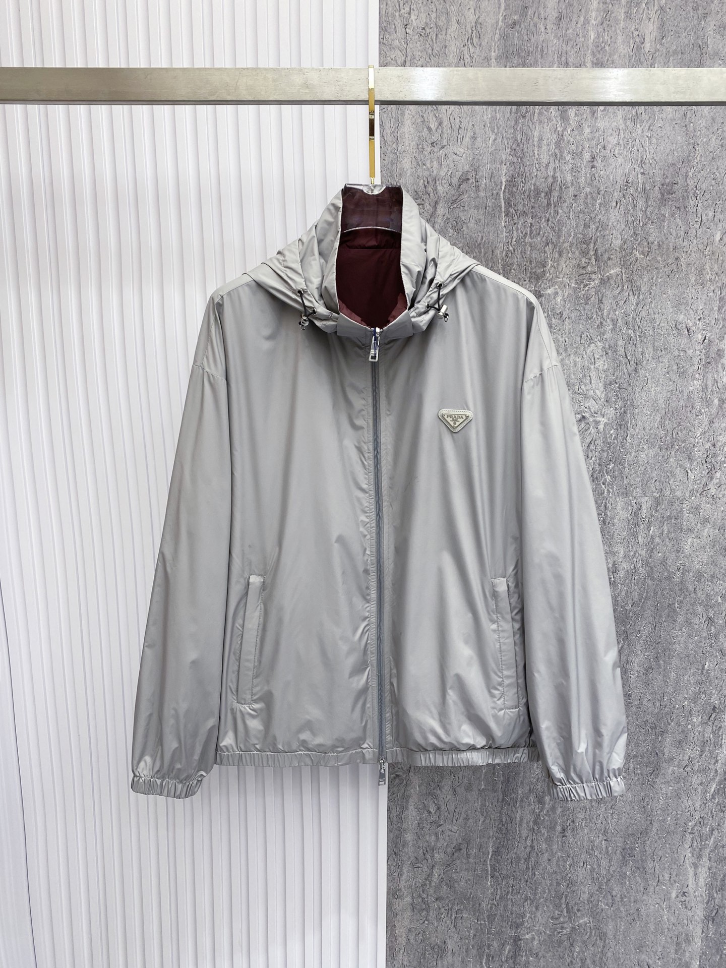 NO:726698,Prada Prada reversible 2026ss spring new hooded jacket, full high-end version!  Haute couture counter fabric accessories, high breathability and comfort, impeccable details, exquisite workmanship and complex craftsmanship, casual tailoring, awesome upper body shape, size 48-56,, prada, prada, jackets & coats, jackets & coats, hats,19860909年后Prada 普拉达 双面穿 2026ss春季新款连帽夹克外套 全高端版本！高定专柜面料辅料,透气舒适度高,细节无可挑剔,做工考究工艺复杂,呈现休闲裁剪,上身版型超赞 码数48-56,,prada,prada,jackets & coats,jackets & coats,hats,,Men's clothing