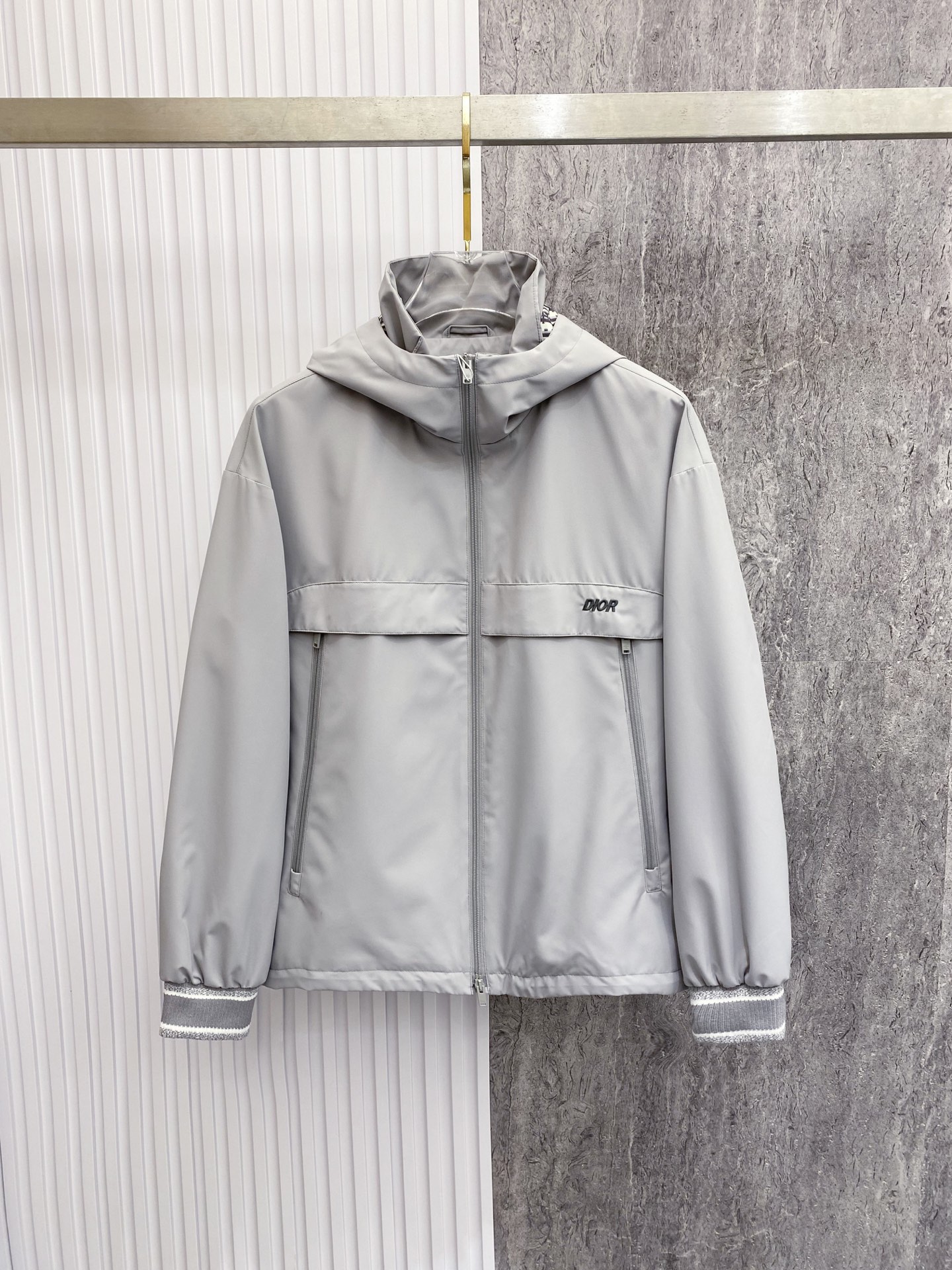 NO:726660,Dior Dior 2026ss spring new hooded jacket, full high-end version!  Haute couture counter fabric accessories, high breathability and comfort, impeccable details, exquisite workmanship and complex craftsmanship, casual tailoring, awesome upper body shape, color blue gray, code size 48-56,, dior, dior, jackets & coats, jackets & coats, hats,19860909年后 Dior 迪奥 2026ss春季新款连帽夹克外套 全高端版本！高定专柜面料辅料,透气舒适度高,细节无可挑剔,做工考究工艺复杂,呈现休闲裁剪,上身版型超赞 颜色蓝色 灰色 码数48-56,,dior,dior,jackets & coats,jackets & coats,hats,,Men's clothing