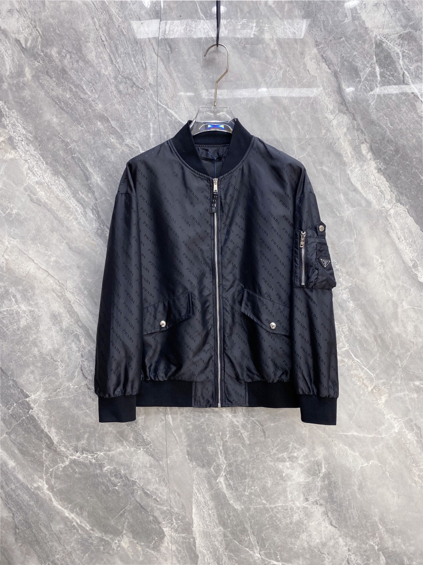 NO:735474,Prada Prada 2026ss new spring jacket, full high-end version!  Haute couture counter fabric accessories, high breathability and comfort, impeccable details, exquisite workmanship and complex craftsmanship, casual tailoring, awesome upper body shape, color black, size 48-56,, prada, prada, jackets & coats, jackets & coats,19860909Prada 普拉达2026ss春季新款夹克外套 全高端版本！高定专柜面料辅料,透气舒适度高,细节无可挑剔,做工考究工艺复杂,呈现休闲裁剪,上身版型超赞 颜色黑色 码数48-56,,prada,prada,jackets & coats,jackets & coats,,Men's clothing