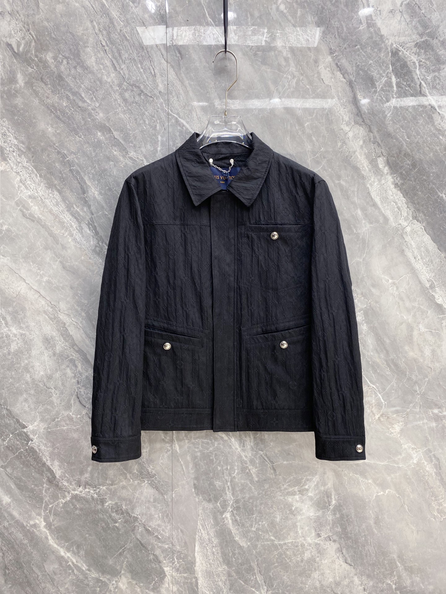 NO:735479,LV2026ss new spring jacket, full high-end version!  Haute couture counter fabric accessories, high breathability and comfort, impeccable details, exquisite workmanship and complex craftsmanship, casual tailoring, awesome upper body shape, color black, size 48-56,, louis vuitton, jackets & coats, jackets & coats,19860909LV2026ss春季新款夹克外套 全高端版本！高定专柜面料辅料,透气舒适度高,细节无可挑剔,做工考究工艺复杂,呈现休闲裁剪,上身版型超赞 颜色黑色 码数48-56,,louis vuitton,jackets & coats,jackets & coats,,Men's clothing