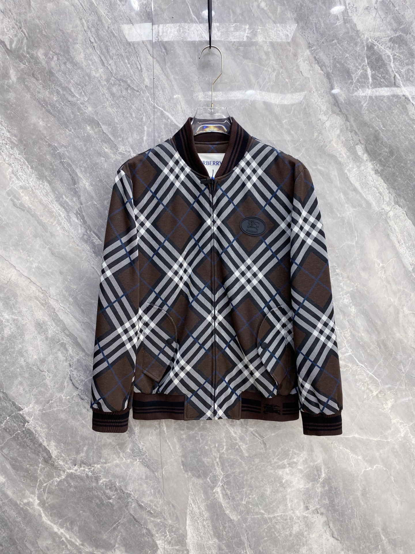 NO:735464,Burberry 2026ss new spring jacket, full high-end version!  Haute couture counter fabric accessories, high breathability and comfort, impeccable details, exquisite workmanship and complex craftsmanship, casual tailoring, awesome upper body shape, color coffee, code number 48-56,,burberry,burberry,jackets & coats,jackets & coats,19860909Burberry 巴宝莉 2026ss春季新款夹克外套 全高端版本！高定专柜面料辅料,透气舒适度高,细节无可挑剔,做工考究工艺复杂,呈现休闲裁剪,上身版型超赞 颜色咖色 码数48-56,,burberry,burberry,jackets & coats,jackets & coats,,Men's clothing