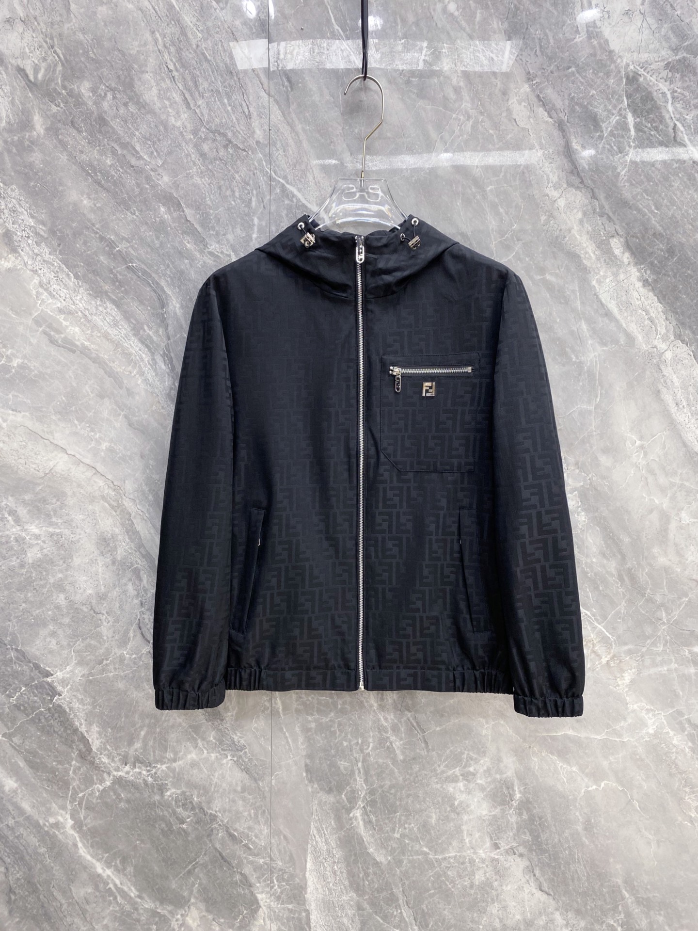 NO:735469,Fendi Fendi 2026ss spring new hooded jacket, full high-end version!  Haute couture counter fabric accessories, high breathability and comfort, impeccable details, exquisite workmanship and complex craftsmanship, casual tailoring, awesome upper body shape, color black, beige, code size 48-56,,fendi,fendi,jackets & coats,jackets & coats,hats,19860909Fendi 芬迪 2026ss春季新款连帽夹克外套 全高端版本！高定专柜面料辅料,透气舒适度高,细节无可挑剔,做工考究工艺复杂,呈现休闲裁剪,上身版型超赞 颜色黑色 米色 码数48-56,,fendi,fendi,jackets & coats,jackets & coats,hats,,Men's clothing