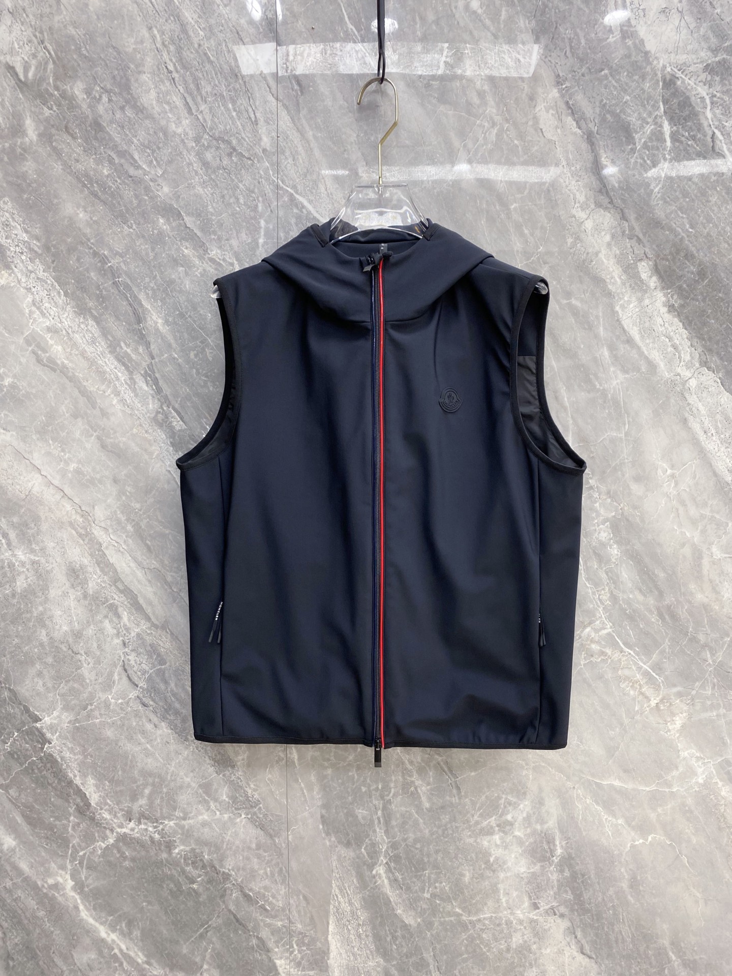 NO:735459,Moncler Meng Mouth 2026SS Early Spring New Prada Spring and Summer Vest Jacket Latest Design The new product on the show is in perfect condition, complete with three labels, full and attractive colors, very outstanding design, easily upgrades the sense of fashion, extremely elegant and rigorous workmanship, neat and meticulous wiring!  A masterpiece from a famous designer!  The upper body does not look bloated and is super handsome!  Size M-XXXL,,prada,Moncler,jackets & coats,jackets & coats,19860909Moncler 蒙口 2026SS早春新款普拉达春夏马甲夹克外套最新设计款 秀场新品品相非常完美,三标齐全色泽饱满诱人,非常出彩的设计,轻松将时髦感进阶,做工极为考究严谨,走线工整细致！大牌设计师巨作！上身不显臃肿、超级帅气！ 码数M-XXXL,,prada,Moncler,jackets & coats,jackets & coats,,Men's clothing