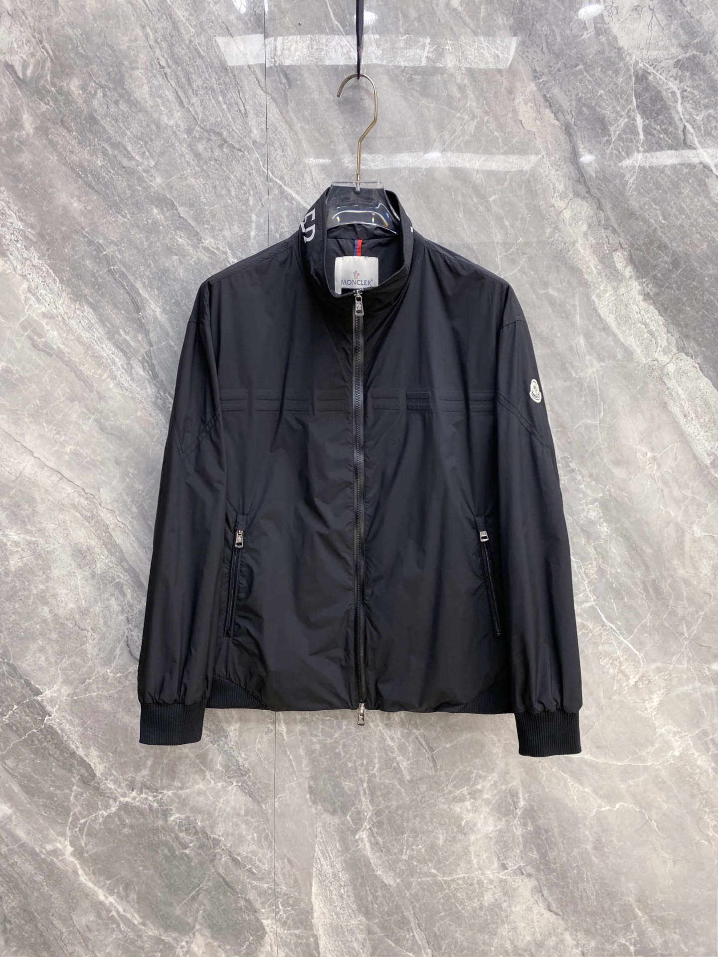 NO:735494,Momcler 2026ss new spring jacket, full high-end version!  Haute couture counter fabric accessories, high breathability and comfort, impeccable details, exquisite workmanship and complex craftsmanship, casual tailoring, awesome upper body shape, color black, white, size 48-56,,Moncler,jackets & coats,jackets & coats,19860909Momcler 蒙口 2026ss春季新款夹克外套 全高端版本！高定专柜面料辅料,透气舒适度高,细节无可挑剔,做工考究工艺复杂,呈现休闲裁剪,上身版型超赞 颜色黑色 白色 码数48-56,,Moncler,jackets & coats,jackets & coats,,Men's clothing