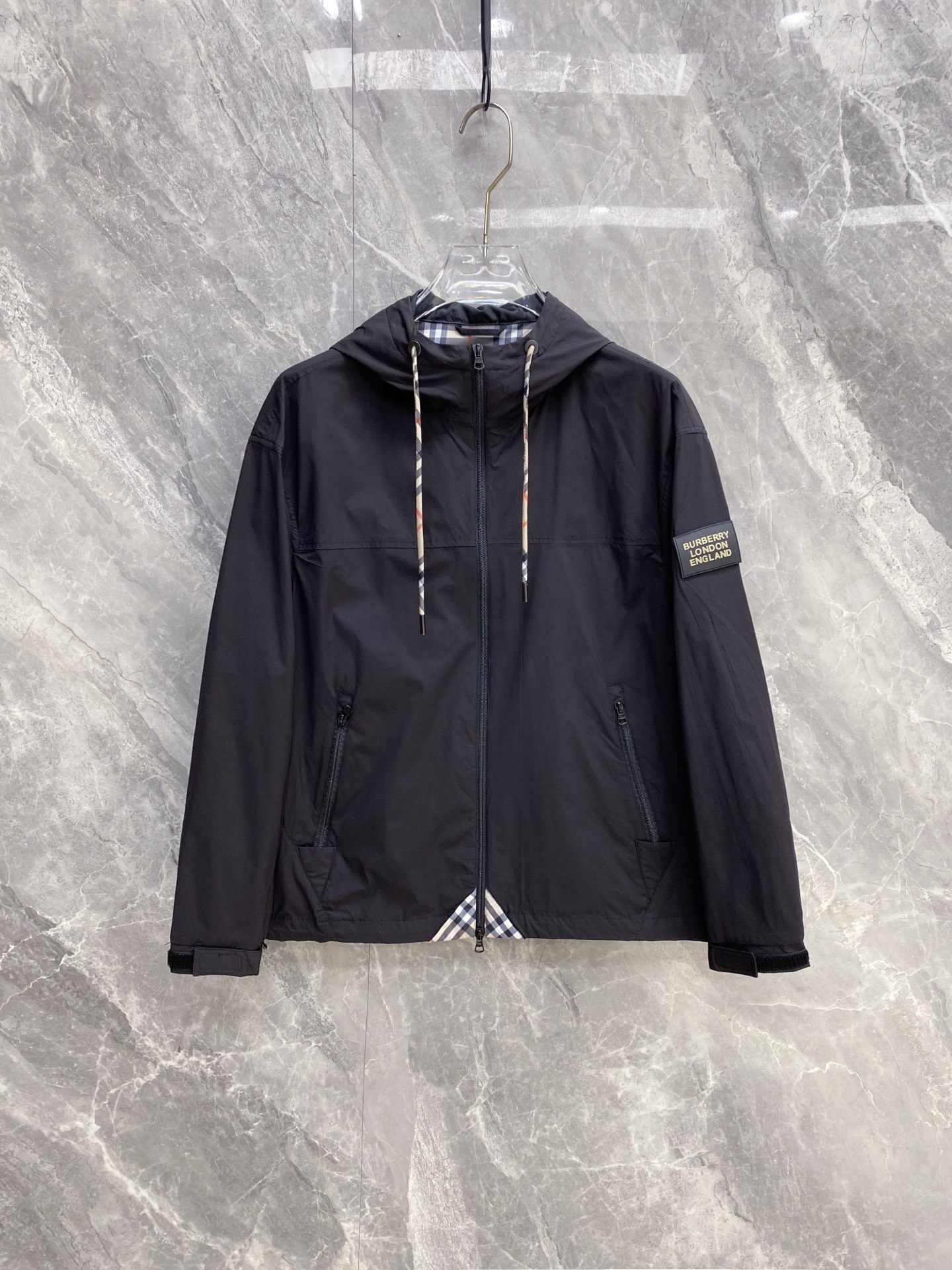 NO:735460,Burberry 2026ss spring new hooded jacket, full high-end version!  Haute couture counter fabric accessories, high breathability and comfort, impeccable details, exquisite workmanship and complex craftsmanship, casual tailoring, awesome upper body shape, color black, khaki, code number 48-56,,burberry,burberry,jackets & coats,jackets & coats,hats,19860909Burberry 巴宝莉 2026ss春季新款连帽夹克外套 全高端版本！高定专柜面料辅料,透气舒适度高,细节无可挑剔,做工考究工艺复杂,呈现休闲裁剪,上身版型超赞 颜色黑色 卡其 码数48-56,,burberry,burberry,jackets & coats,jackets & coats,hats,,Men's clothing