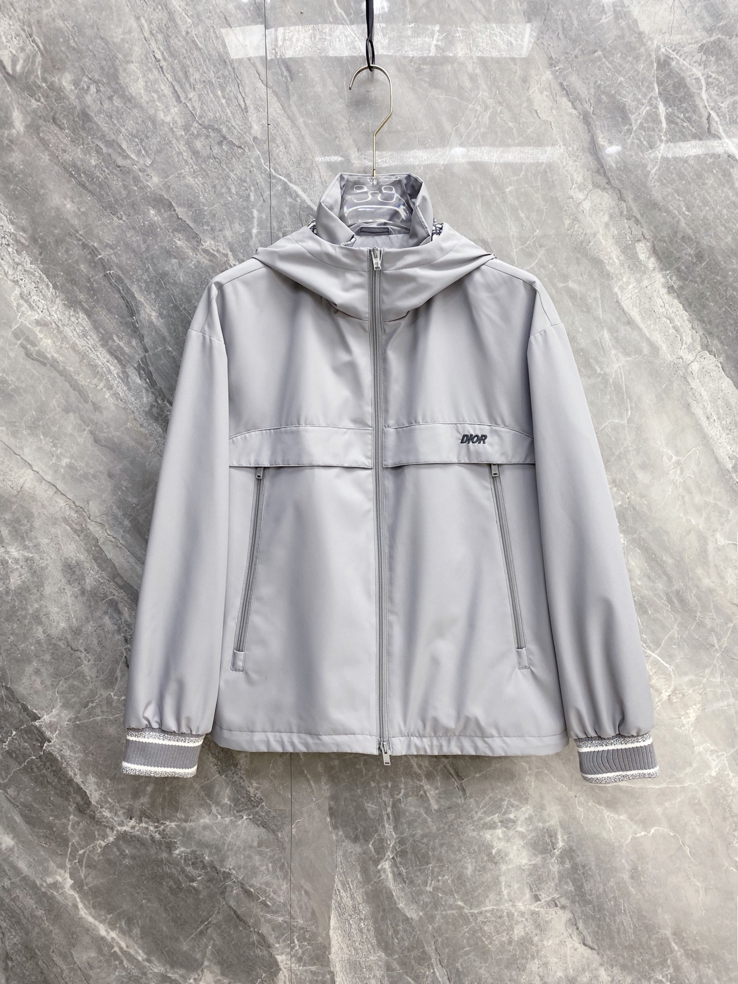 NO:773780,Dior Dior 2026ss spring new hooded jacket, full high-end version!  Haute couture counter fabric accessories, high breathability and comfort, impeccable details, exquisite workmanship and complex craftsmanship, casual tailoring, awesome upper body shape, color blue gray, code size 48-56,, dior, dior, jackets & coats, jackets & coats, hats,19860909Dior 迪奥 2026ss春季新款连帽夹克外套 全高端版本！高定专柜面料辅料,透气舒适度高,细节无可挑剔,做工考究工艺复杂,呈现休闲裁剪,上身版型超赞 颜色蓝色 灰色 码数48-56,,dior,dior,jackets & coats,jackets & coats,hats,,Men's clothing