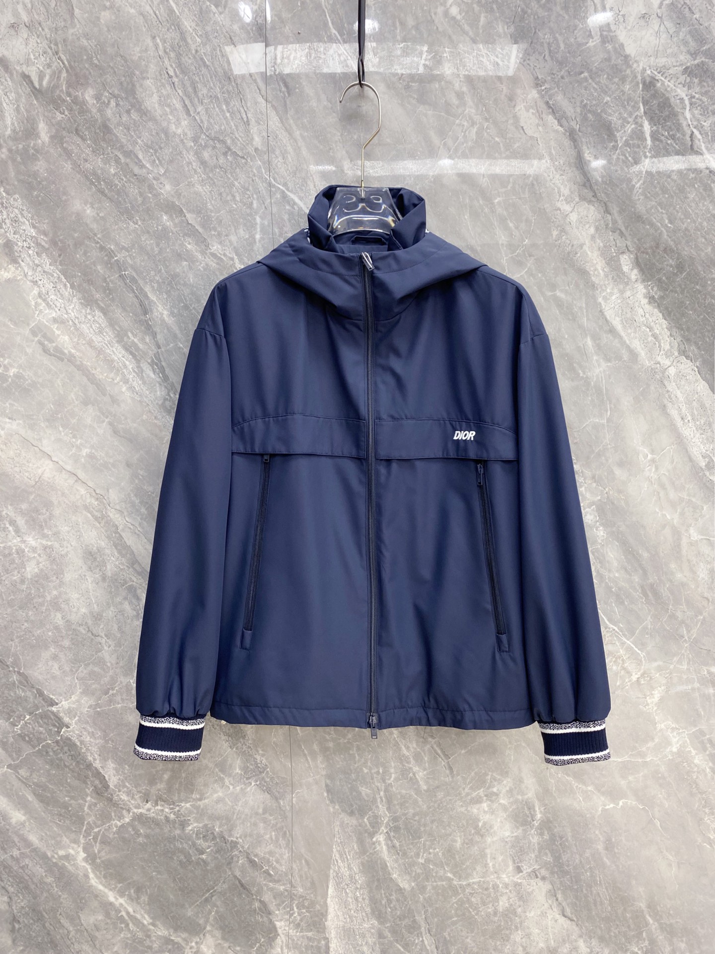 NO:735455,Dior Dior 2026ss spring new hooded jacket, full high-end version!  Haute couture counter fabric accessories, high breathability and comfort, impeccable details, exquisite workmanship and complex craftsmanship, casual tailoring, awesome upper body shape, color blue gray, code size 48-56,, dior, dior, jackets & coats, jackets & coats, hats,19860909Dior 迪奥 2026ss春季新款连帽夹克外套 全高端版本！高定专柜面料辅料,透气舒适度高,细节无可挑剔,做工考究工艺复杂,呈现休闲裁剪,上身版型超赞 颜色蓝色 灰色 码数48-56,,dior,dior,jackets & coats,jackets & coats,hats,,Men's clothing