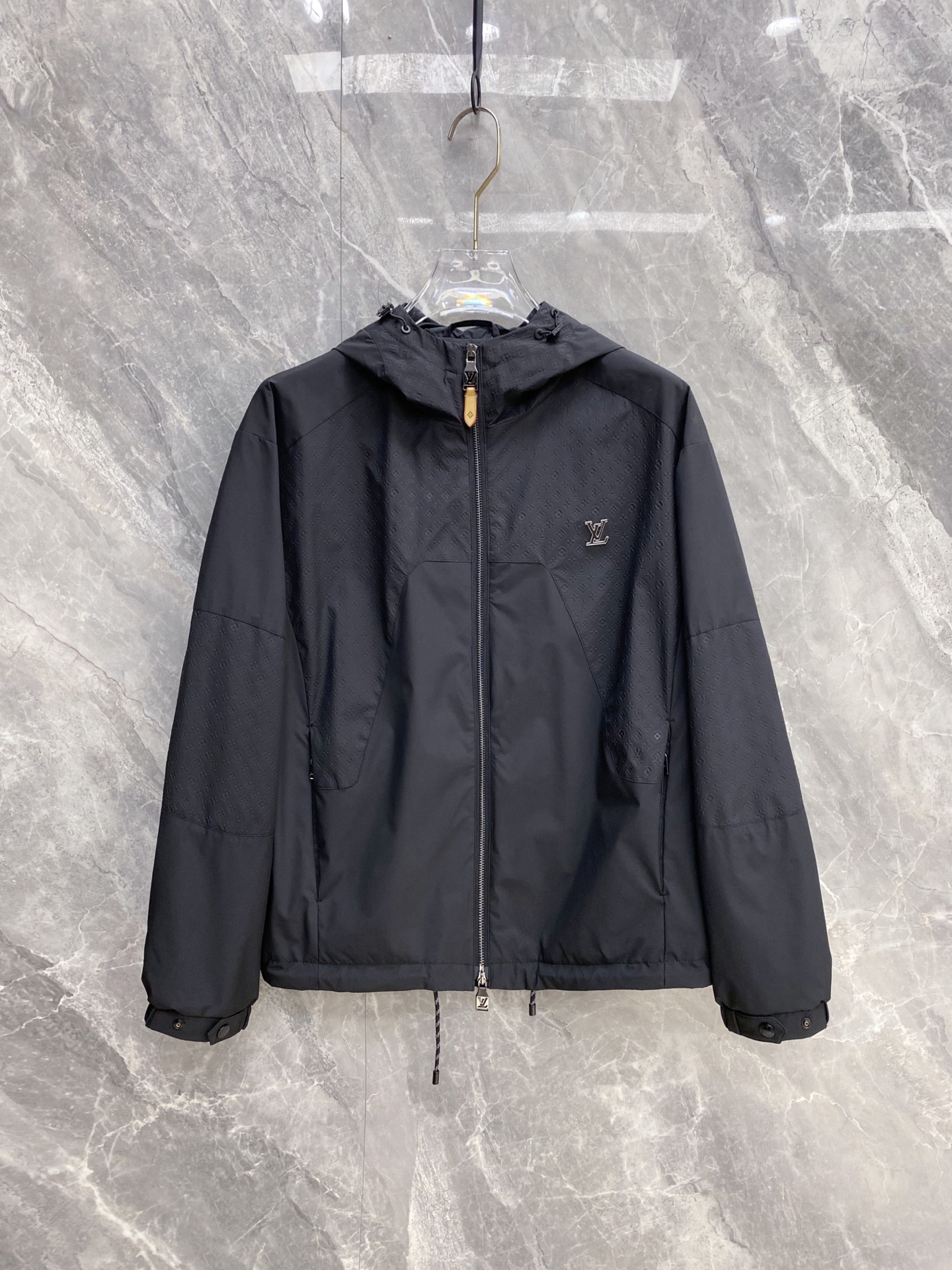 NO:735465,LV 2026ss spring new hooded jacket, full high-end version!  Haute couture counter fabric accessories, high breathability and comfort, impeccable details, exquisite workmanship and complex craftsmanship, casual tailoring, awesome upper body shape, color black, white, size 48-56,, louis vuitton, jackets & coats, jackets & coats, hats,19860909LV 2026ss春季新款连帽夹克外套 全高端版本！高定专柜面料辅料,透气舒适度高,细节无可挑剔,做工考究工艺复杂,呈现休闲裁剪,上身版型超赞 颜色黑色 白色 码数48-56,,louis vuitton,jackets & coats,jackets & coats,hats,,Men's clothing