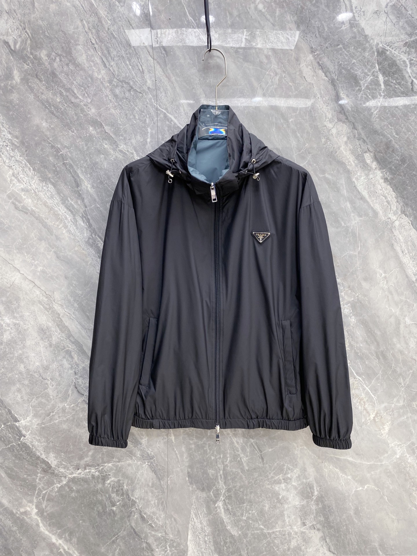 NO:735470,Prada Prada reversible 2026ss spring new hooded jacket full high-end version!  Haute couture counter fabric accessories, high breathability and comfort, impeccable details, exquisite workmanship and complex craftsmanship, casual tailoring, awesome upper body shape, size 48-56,, prada, prada, jackets & coats, jackets & coats, hats,19860909Prada 普拉达 双面穿 2026ss春季新款连帽夹克外套 全高端版本！高定专柜面料辅料,透气舒适度高,细节无可挑剔,做工考究工艺复杂,呈现休闲裁剪,上身版型超赞 码数48-56,,prada,prada,jackets & coats,jackets & coats,hats,,Men's clothing