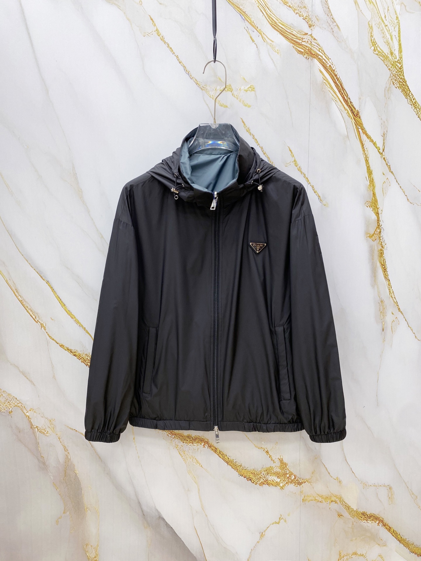 NO:756987,Prada Prada reversible 2026ss spring new hooded jacket full high-end version!  Haute couture counter fabric accessories, high breathability and comfort, impeccable details, exquisite workmanship and complex craftsmanship, casual tailoring, awesome upper body shape, size 48-56,, prada, prada, jackets & coats, jackets & coats, hats,19860909Prada 普拉达 双面穿 2026ss春季新款连帽夹克外套 全高端版本！高定专柜面料辅料,透气舒适度高,细节无可挑剔,做工考究工艺复杂,呈现休闲裁剪,上身版型超赞 码数48-56,,prada,prada,jackets & coats,jackets & coats,hats,,Men's clothing