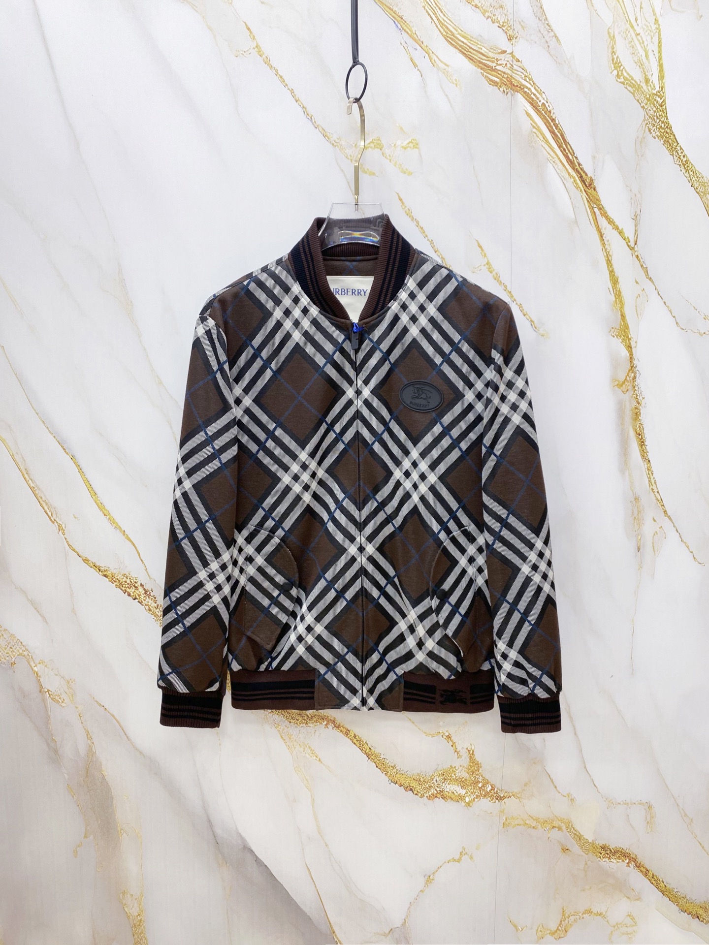 NO:756988,Burberry 2026ss new spring jacket, full high-end version!  Haute couture counter fabric accessories, high breathability and comfort, impeccable details, exquisite workmanship and complex craftsmanship, casual tailoring, awesome upper body shape, color coffee, code number 48-56,,burberry,burberry,jackets & coats,jackets & coats,19860909Burberry 巴宝莉 2026ss春季新款夹克外套 全高端版本！高定专柜面料辅料,透气舒适度高,细节无可挑剔,做工考究工艺复杂,呈现休闲裁剪,上身版型超赞 颜色咖色 码数48-56,,burberry,burberry,jackets & coats,jackets & coats,,Men's clothing